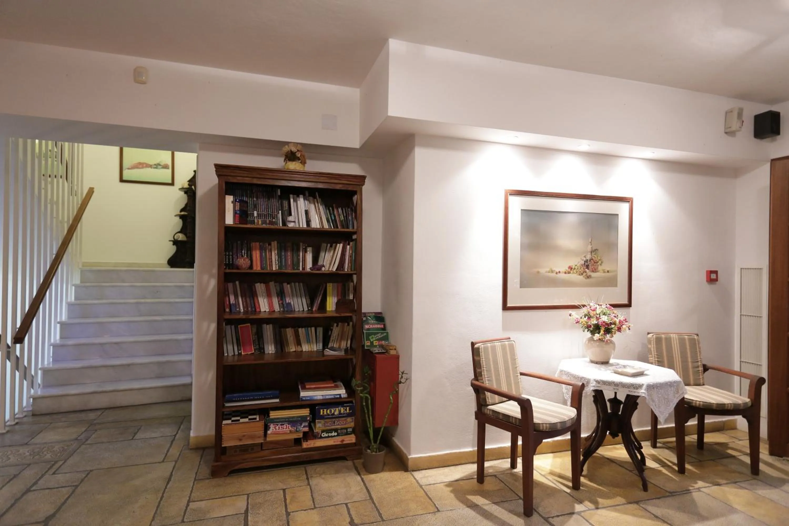 Communal lounge/ TV room in Brazzera Hotel