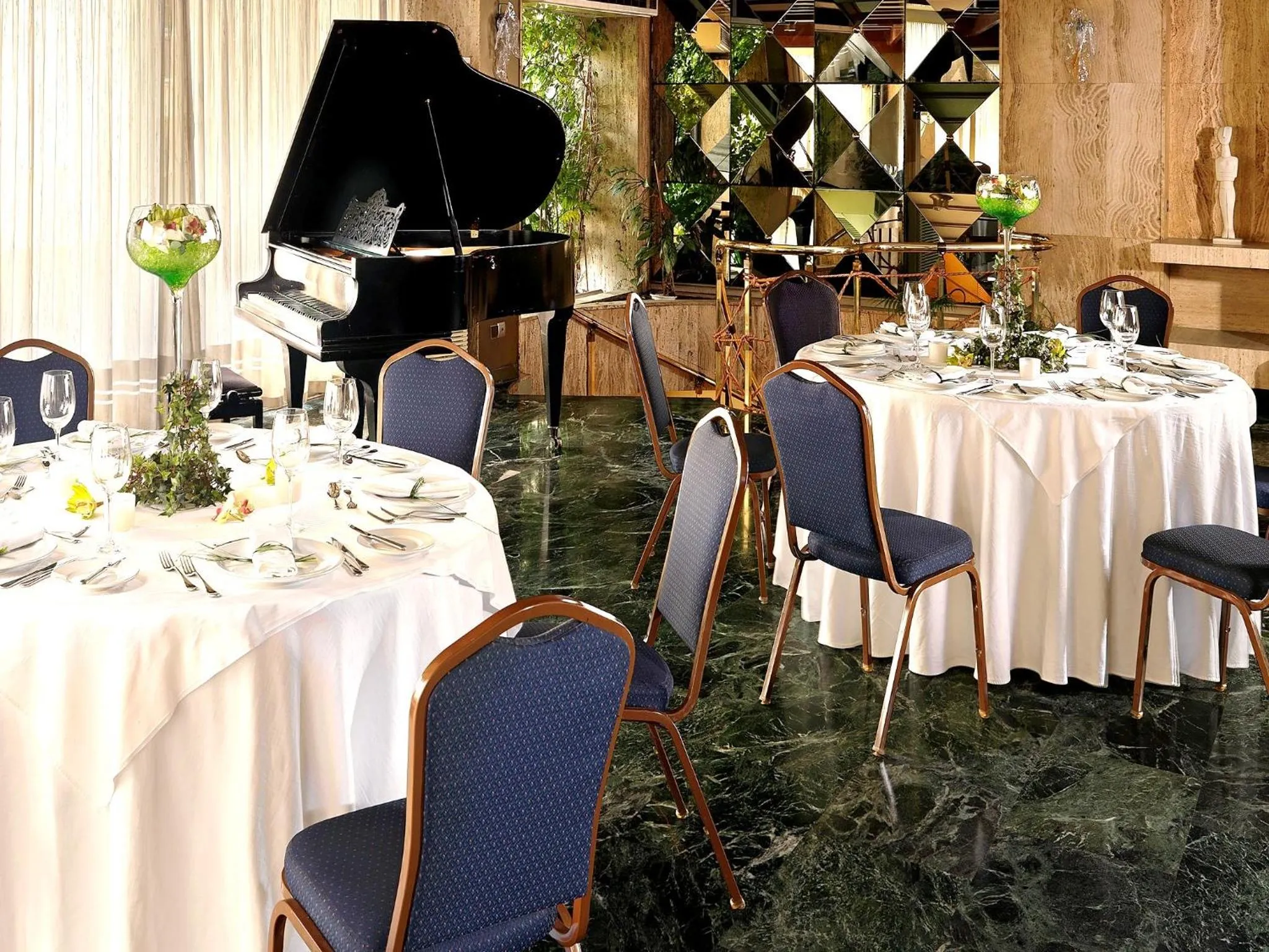 Restaurant/places to eat in Savoy Hotel