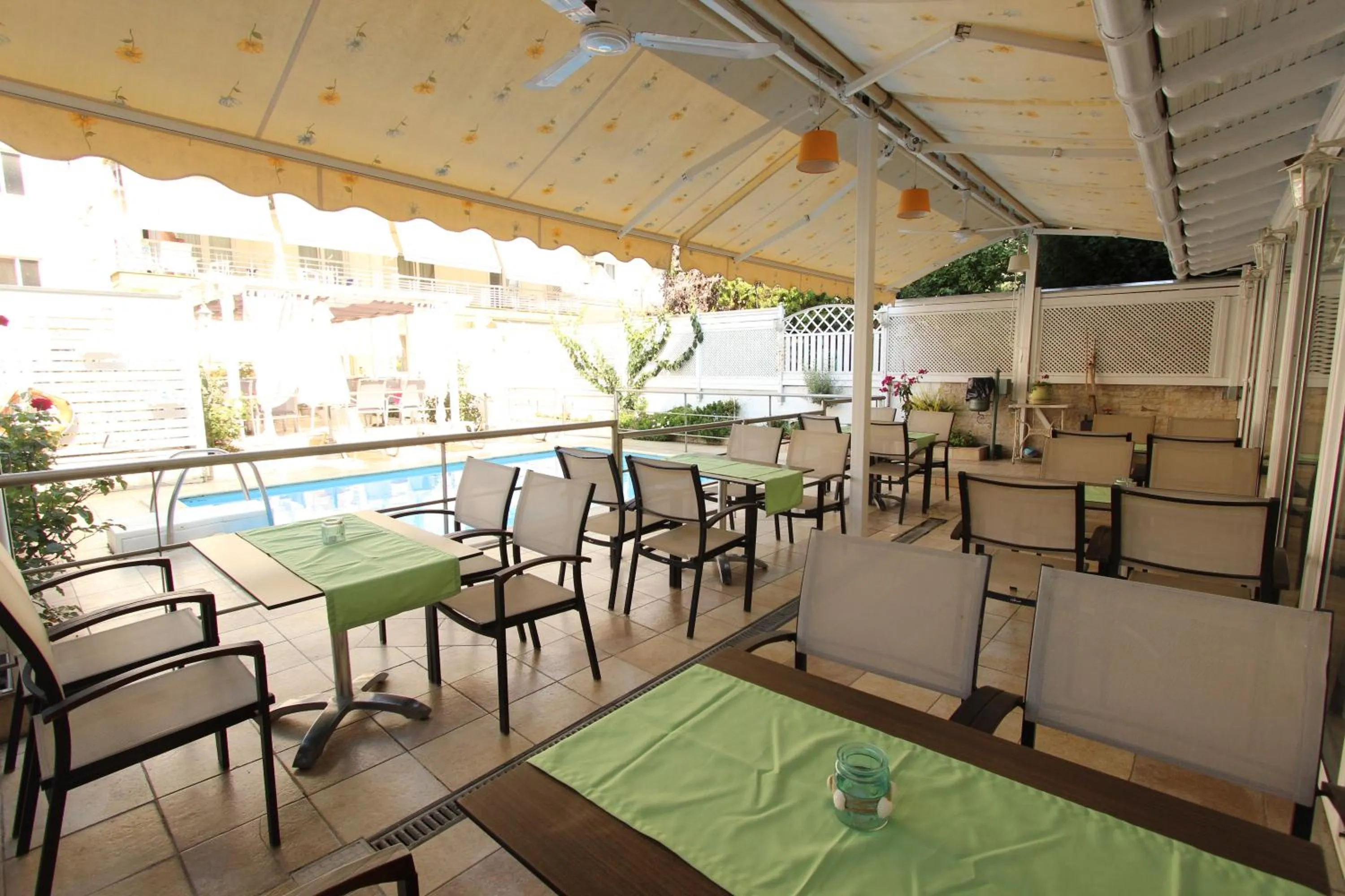 Restaurant/places to eat in Hotel Mallas