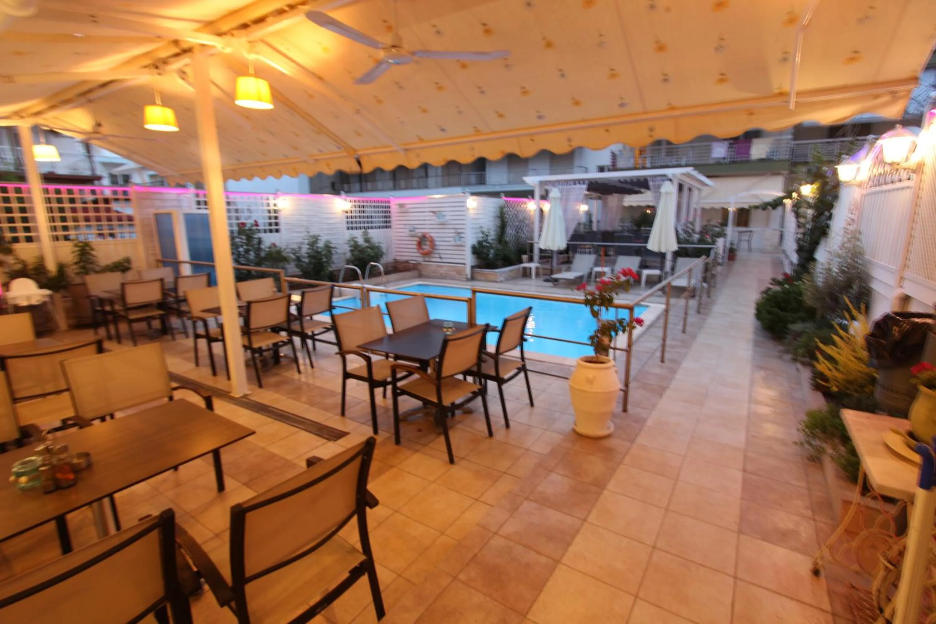 Restaurant/places to eat in Hotel Mallas