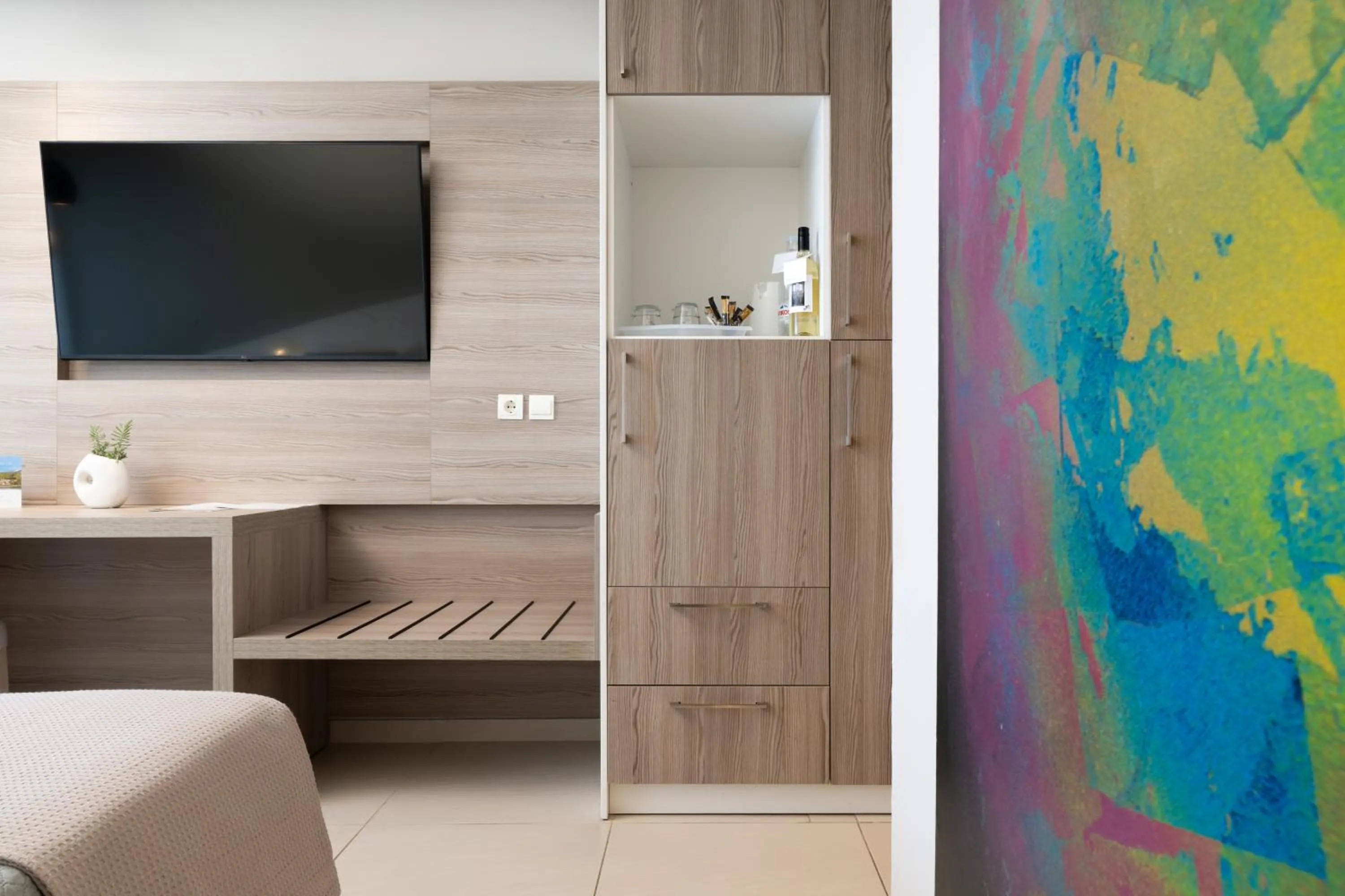 TV and multimedia in Kassandra Bay Resort, Suites & Spa