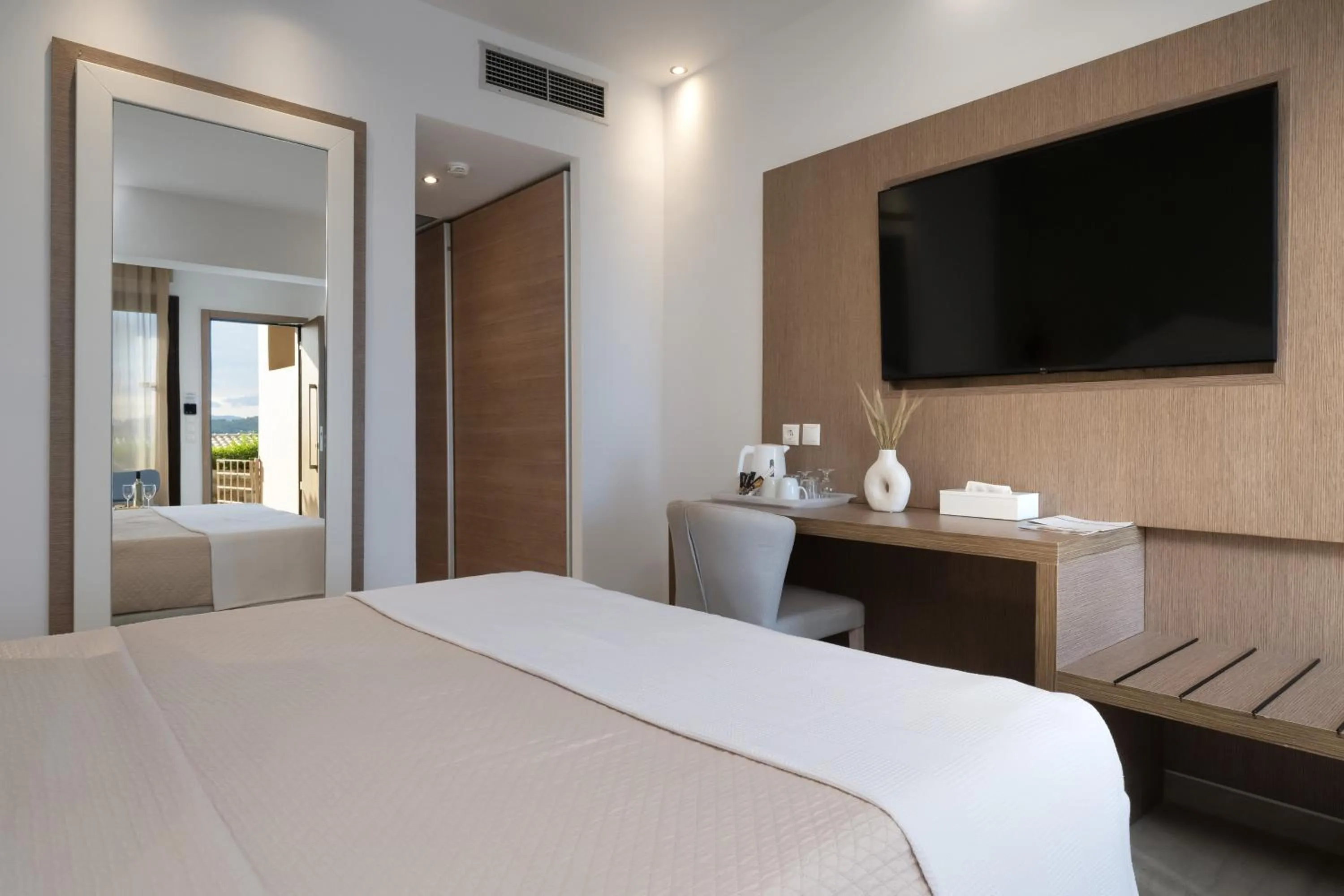 TV and multimedia, Bed in Kassandra Bay Resort, Suites & Spa