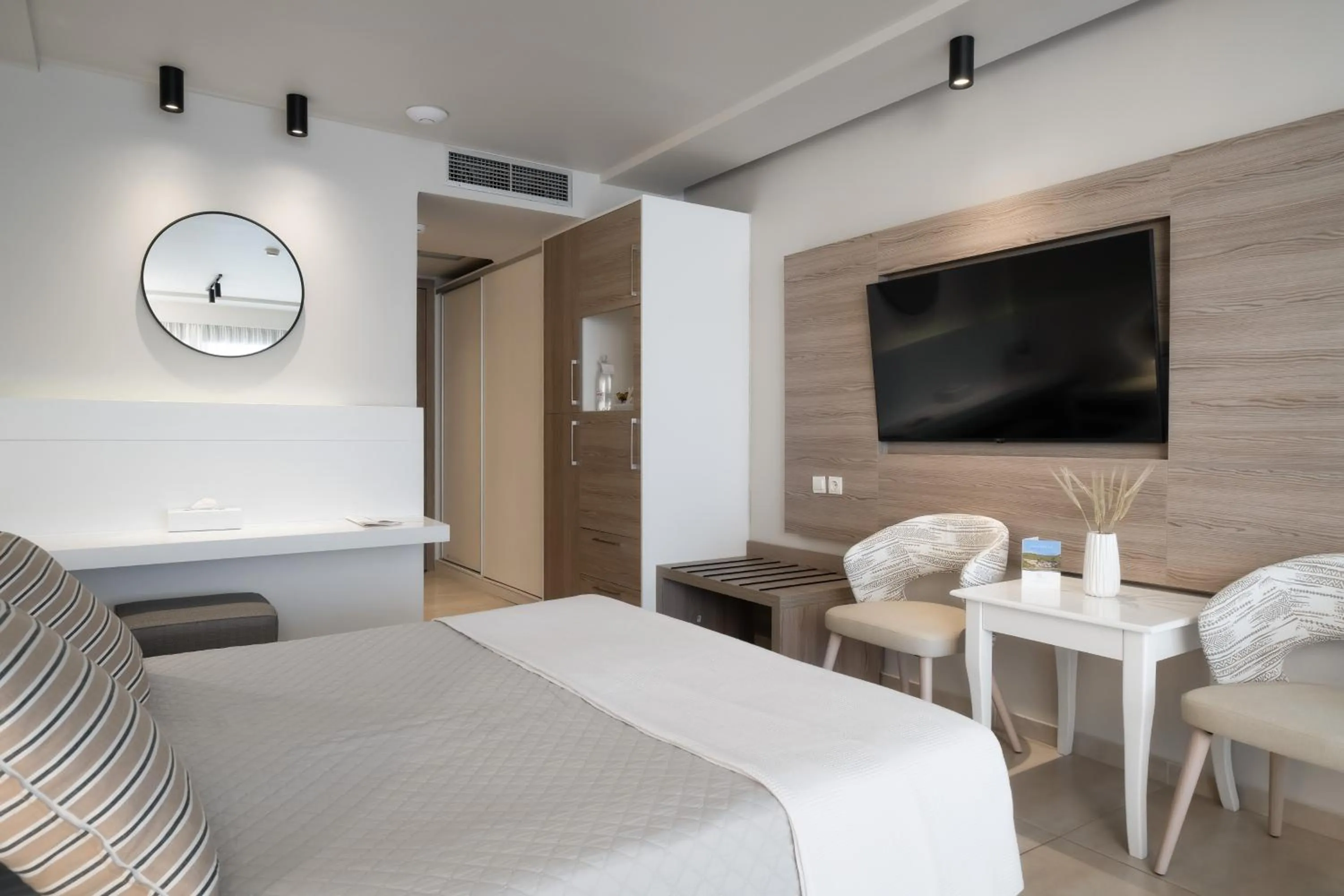 TV and multimedia, Bed in Kassandra Bay Resort, Suites & Spa
