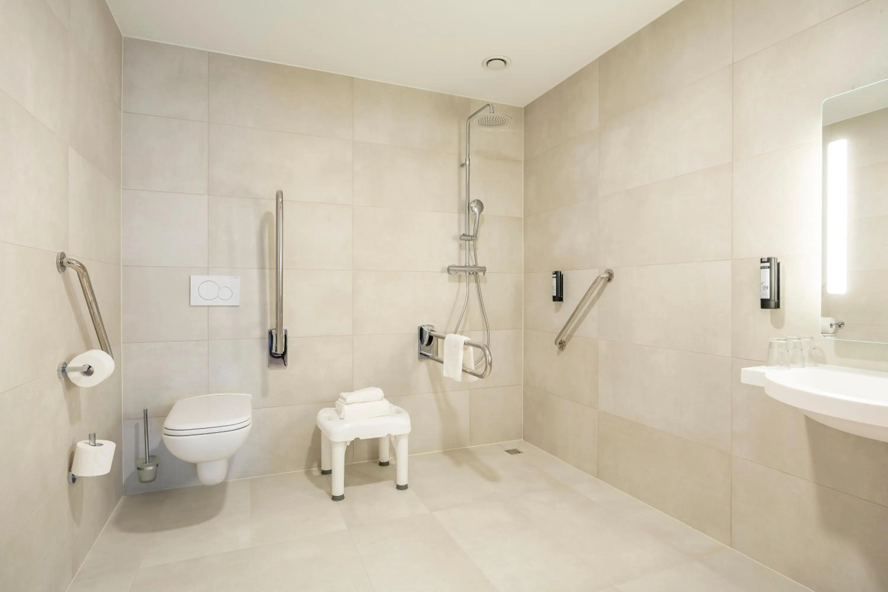 Bathroom in B&B HOTEL Mechelen