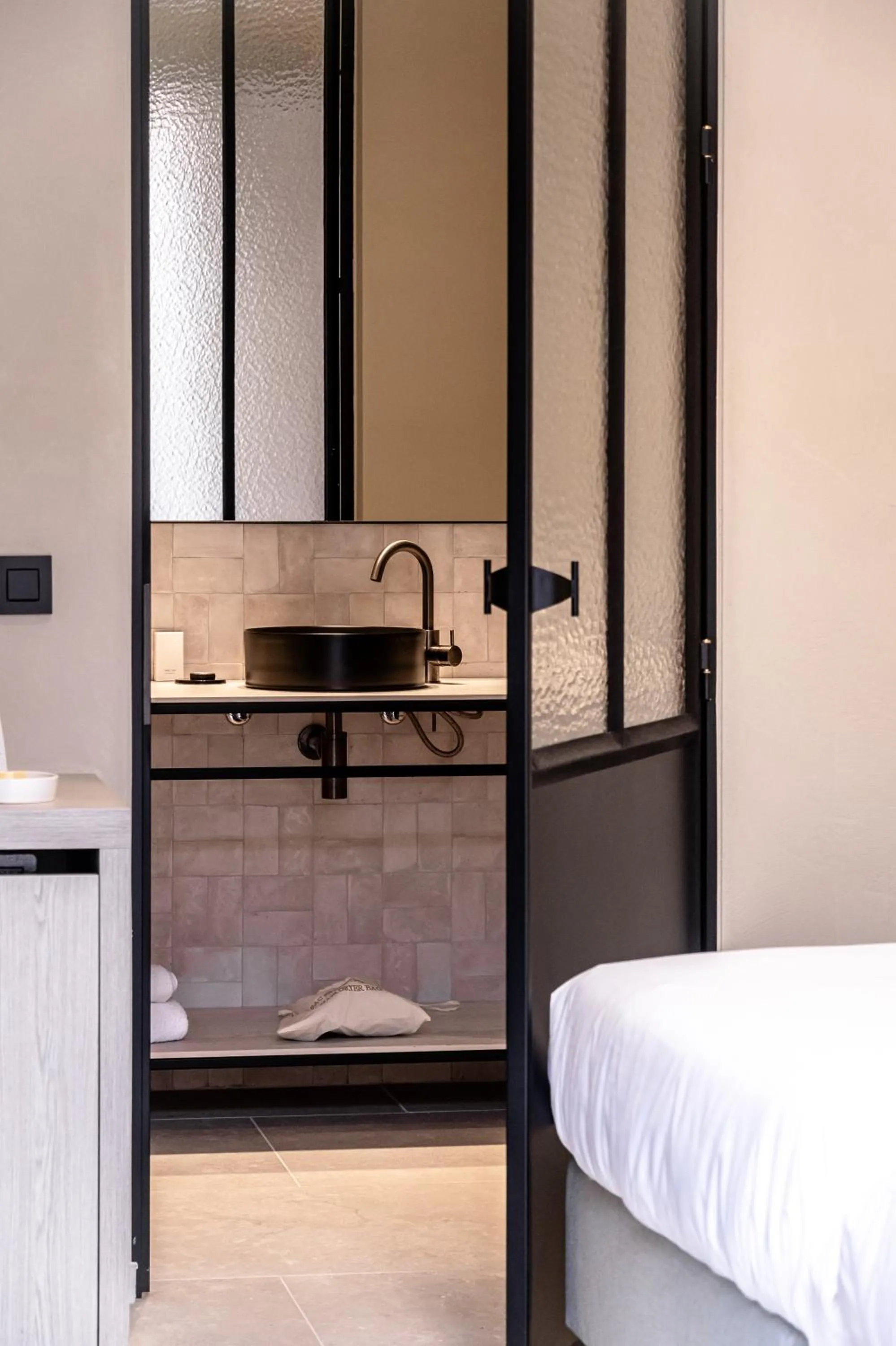 Bathroom, Bed in Hotel T