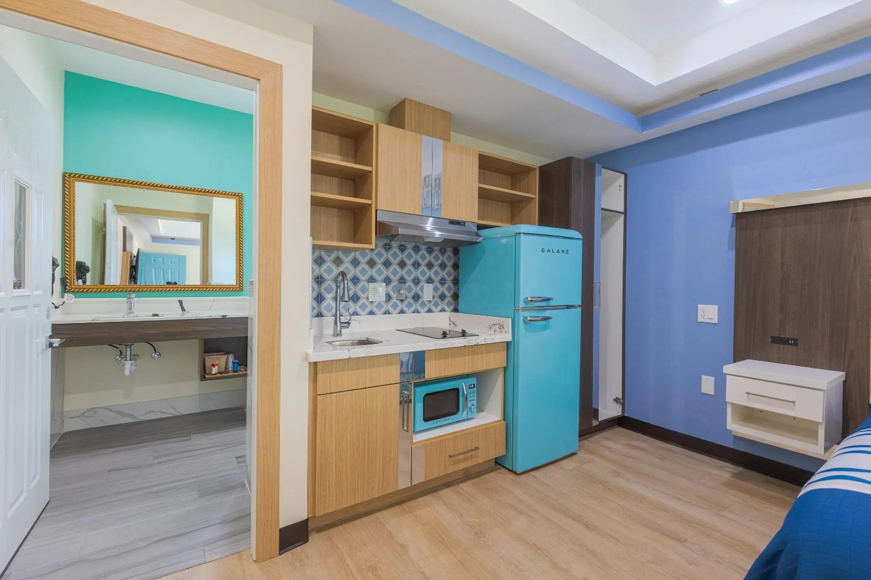 King Bed with Kitchenette in La Vyoma Villas, Westpark Hwy 6 King Bed with Kitchenette in La Vyoma Villas, Westpark Hwy 6