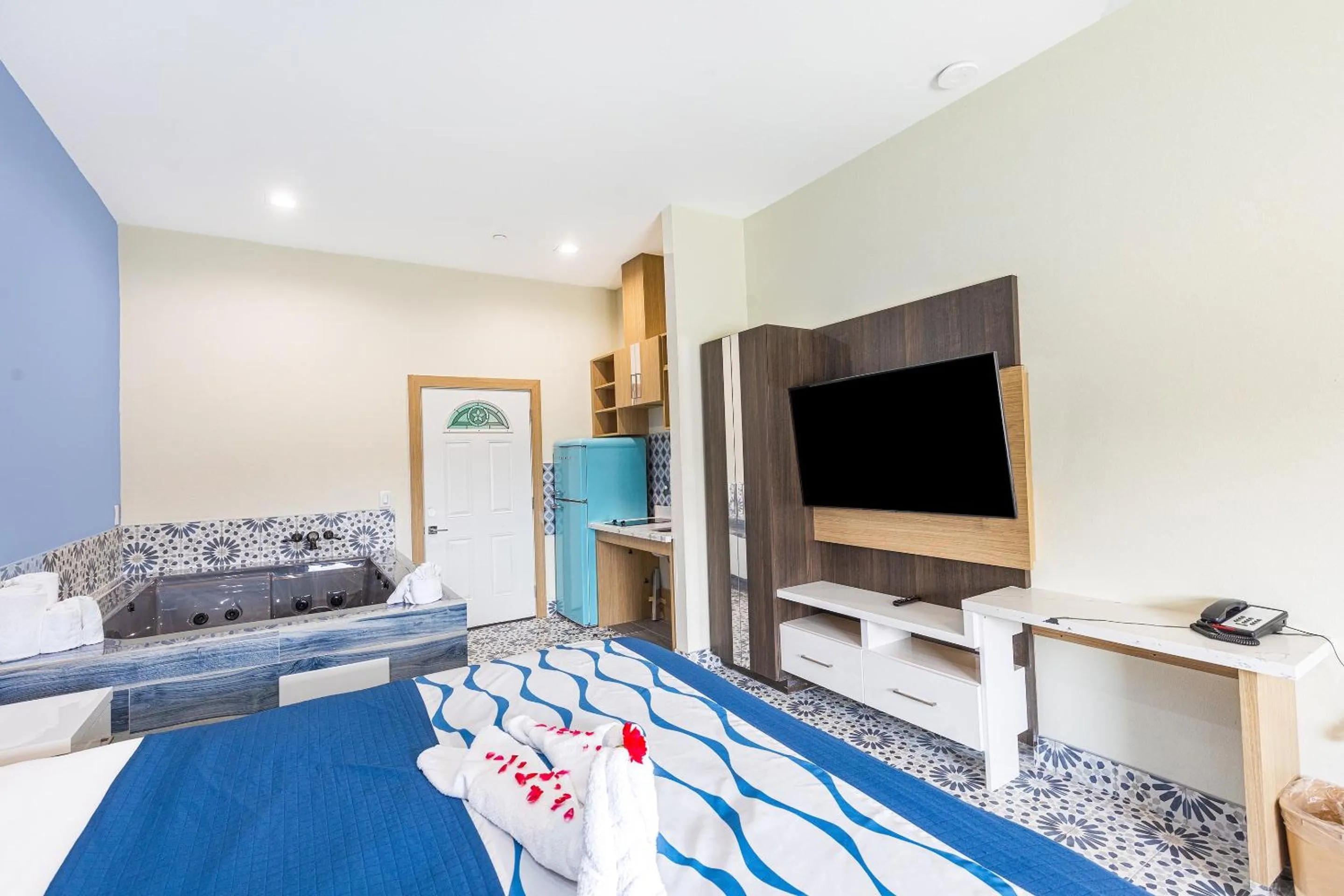 Bedroom, Bed in La Vyoma Villas, Westpark Hwy 6