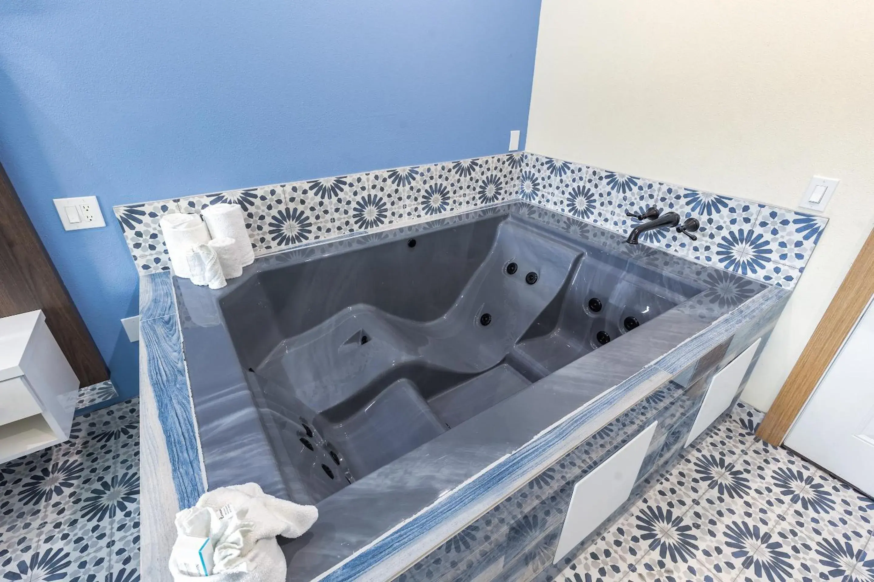 King Bed Jetted Tub with Kitchenette in La Vyoma Villas, Westpark Hwy 6 King Bed Jetted Tub with Kitchenette in La Vyoma Villas, Westpark Hwy 6