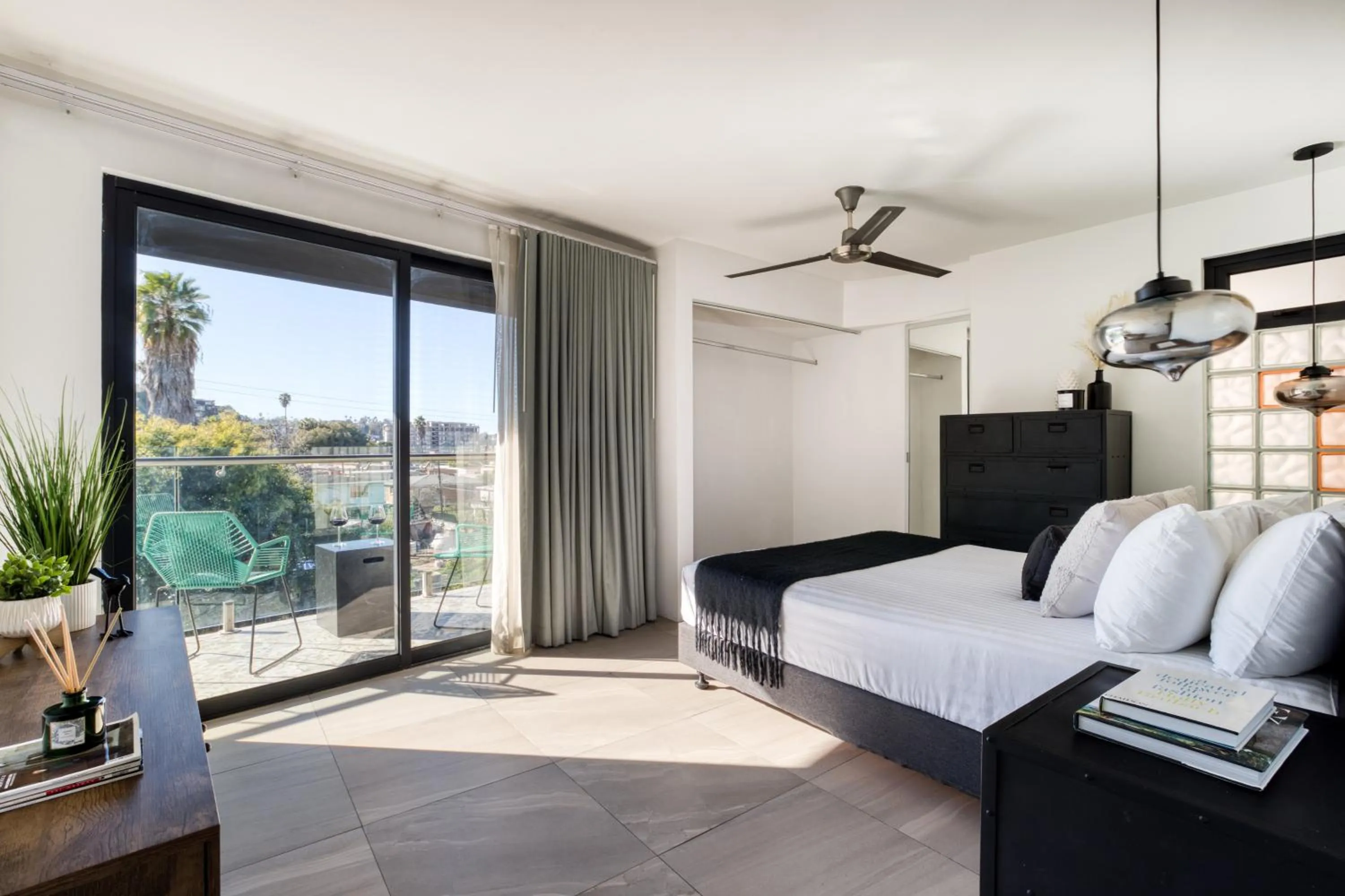 Balcony/Terrace, Bed in Comfort Suites Tijuana