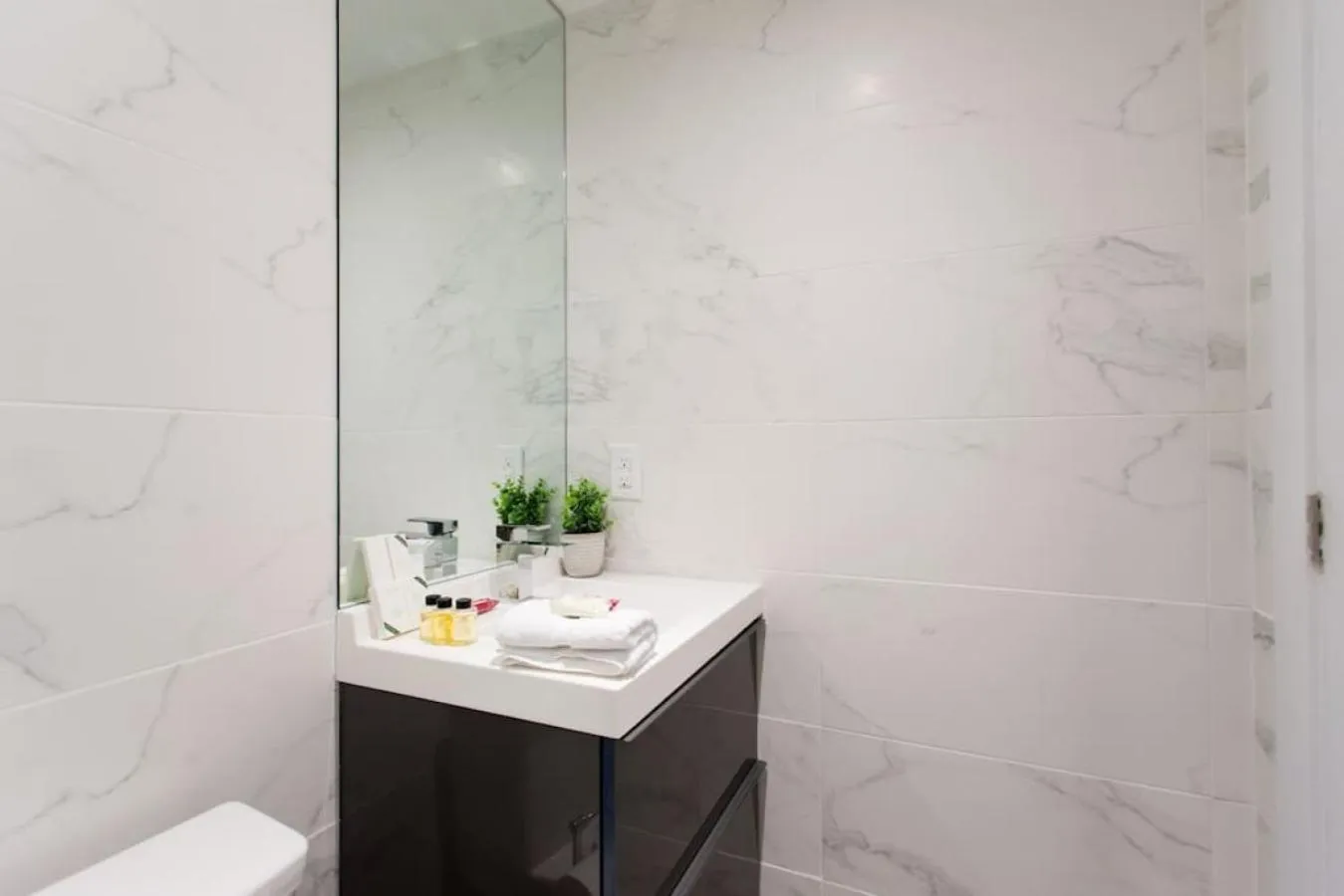 Palms Little Italy Studio with full bathroom by Denstays