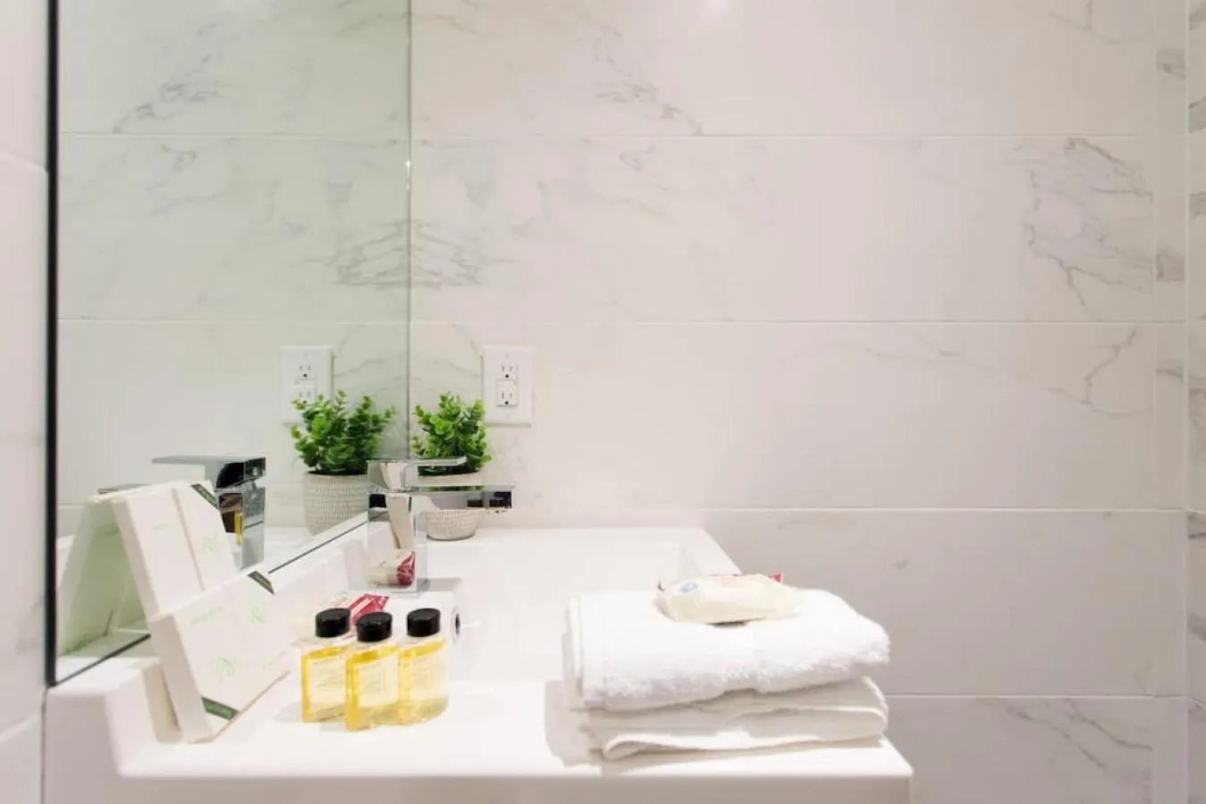 Palms Little Italy Studio with full bathroom by Denstays