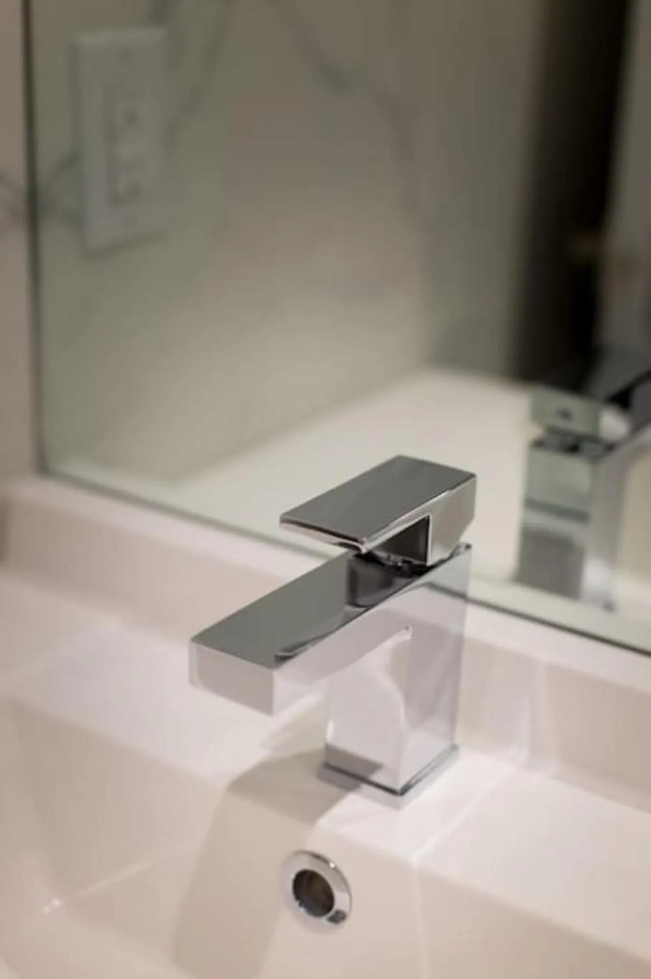 Palms Little Italy Studio with full bathroom by Denstays