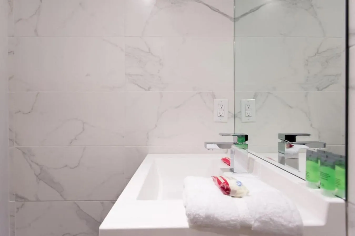 Palms Little Italy Studio with full bathroom by Denstays