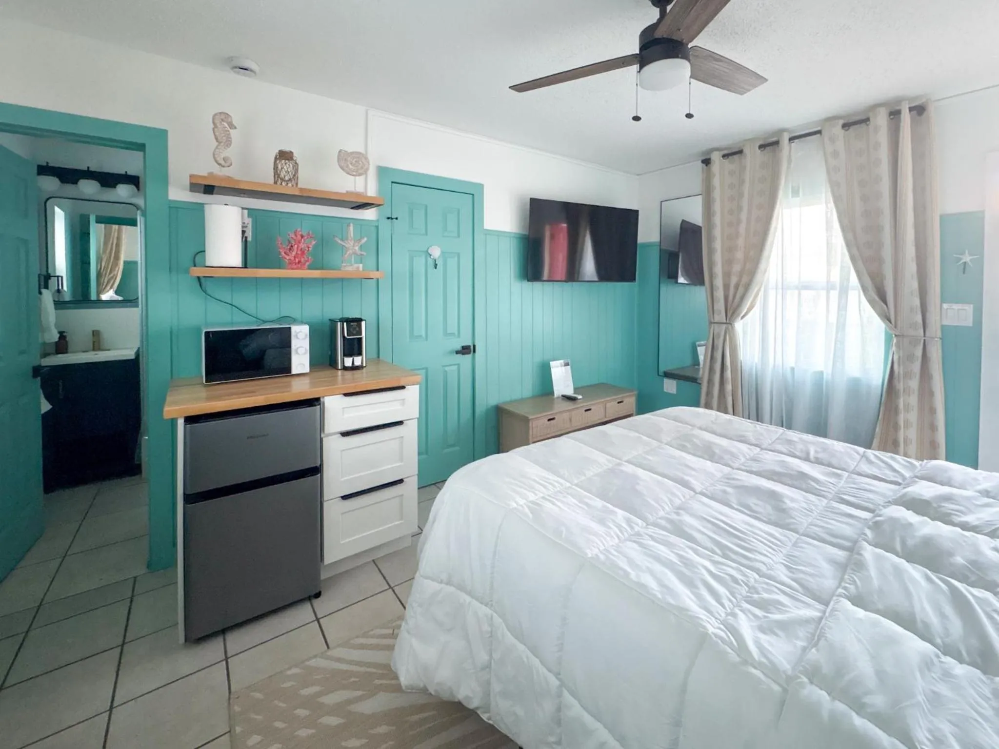 Bed in Oasis Palms Resort