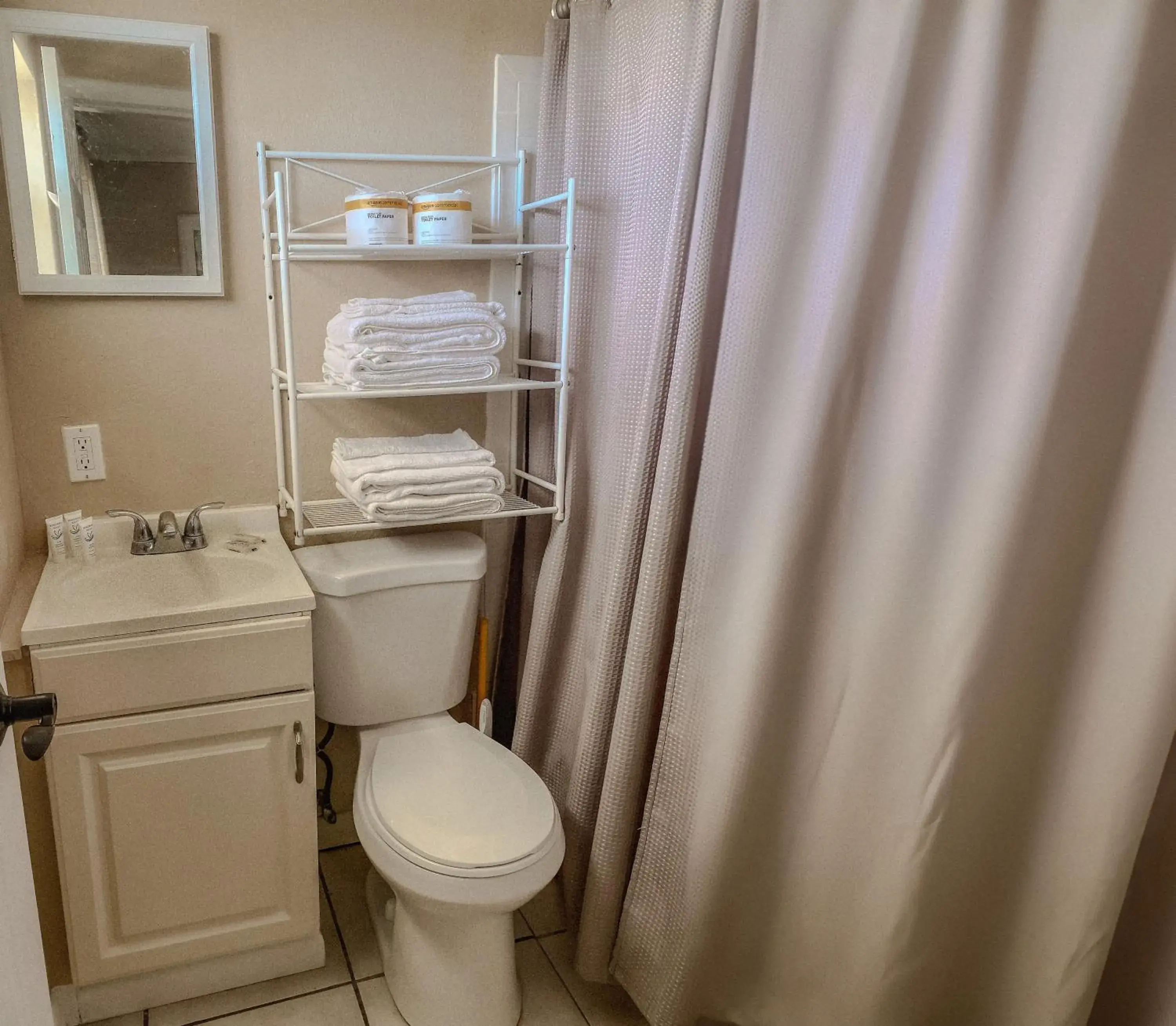 Queen Studio in Oasis Palms Resort Queen Studio in Oasis Palms Resort