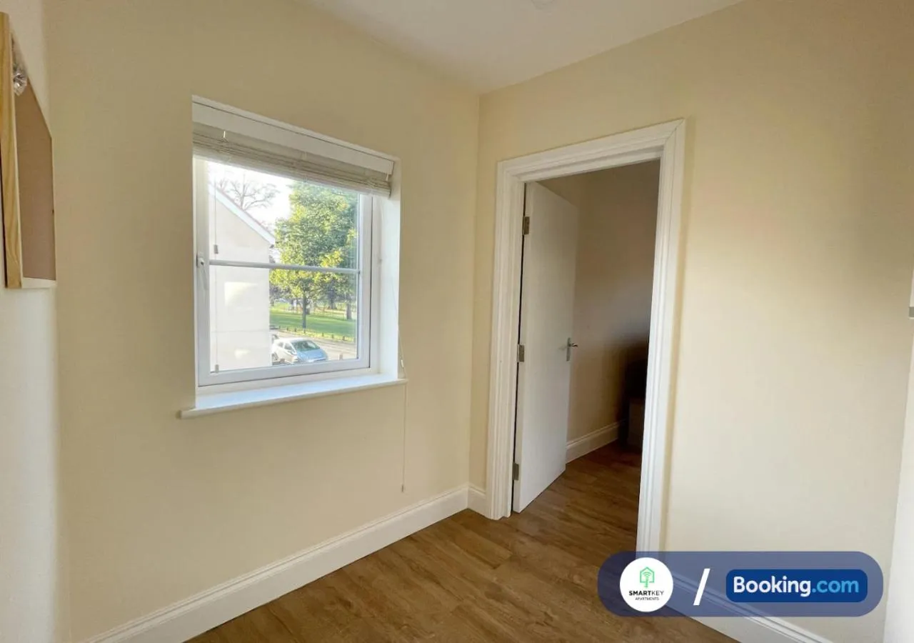 Property building in Modern 1 bedroom flat with free parking