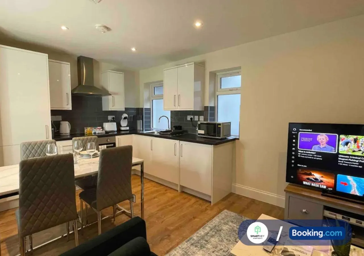 Dining area in Modern 1 bedroom flat with free parking