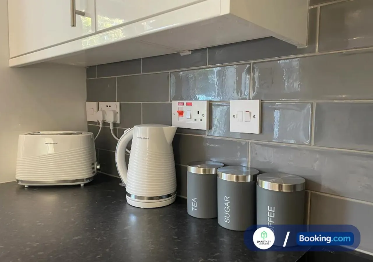 kitchen in Modern 1 bedroom flat with free parking