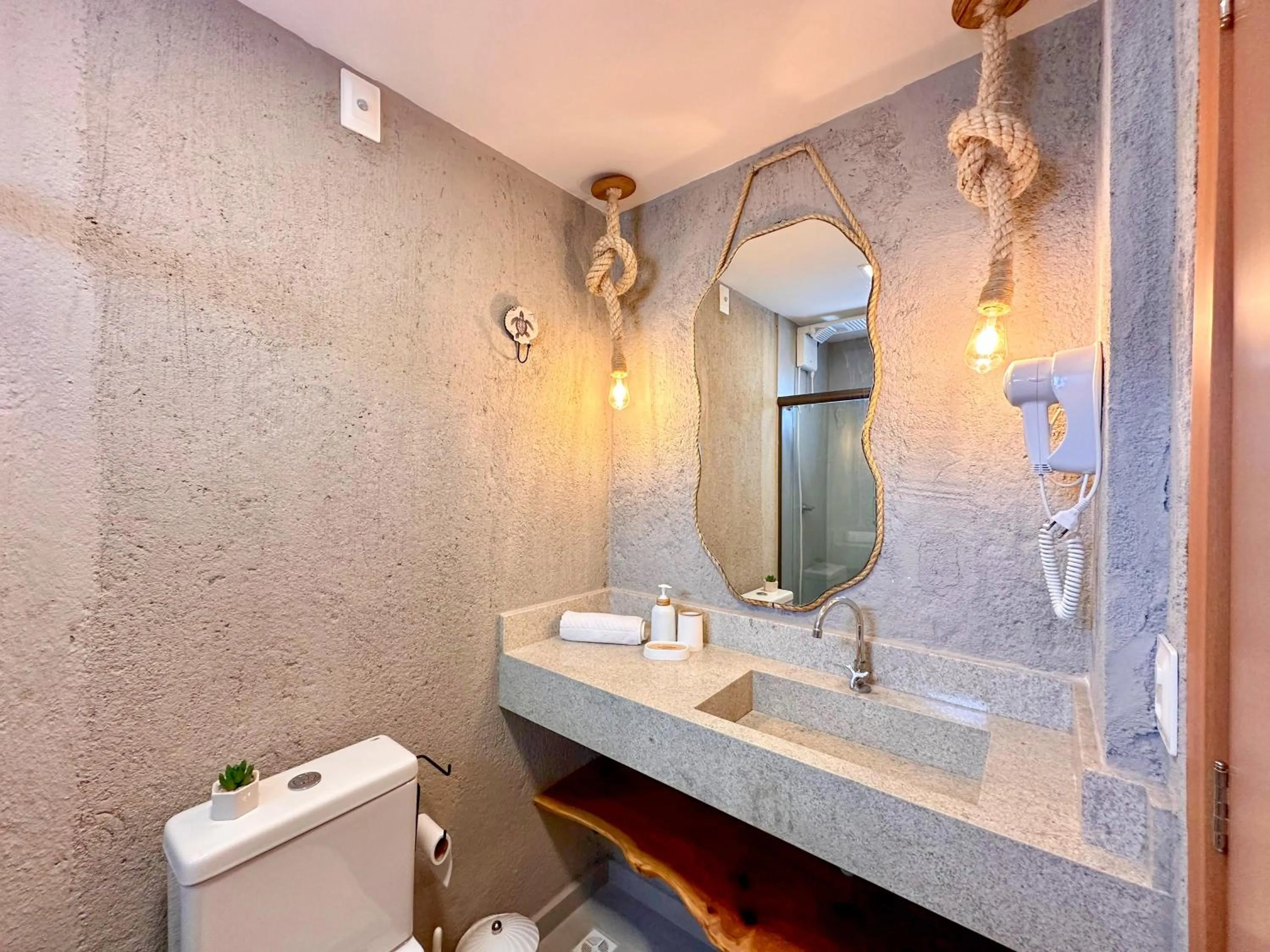 Bathroom in Temporada Areia e Mar Triplex com piscina privativa e área gourmet a 250m da Praia do Patacho