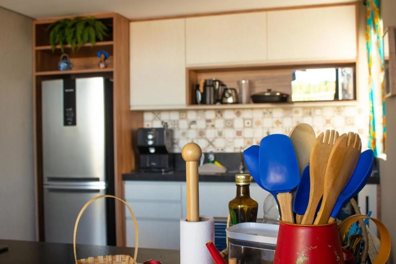 Kitchen or kitchenette in Temporada Areia e Mar Triplex com piscina privativa e área gourmet a 250m da Praia do Patacho