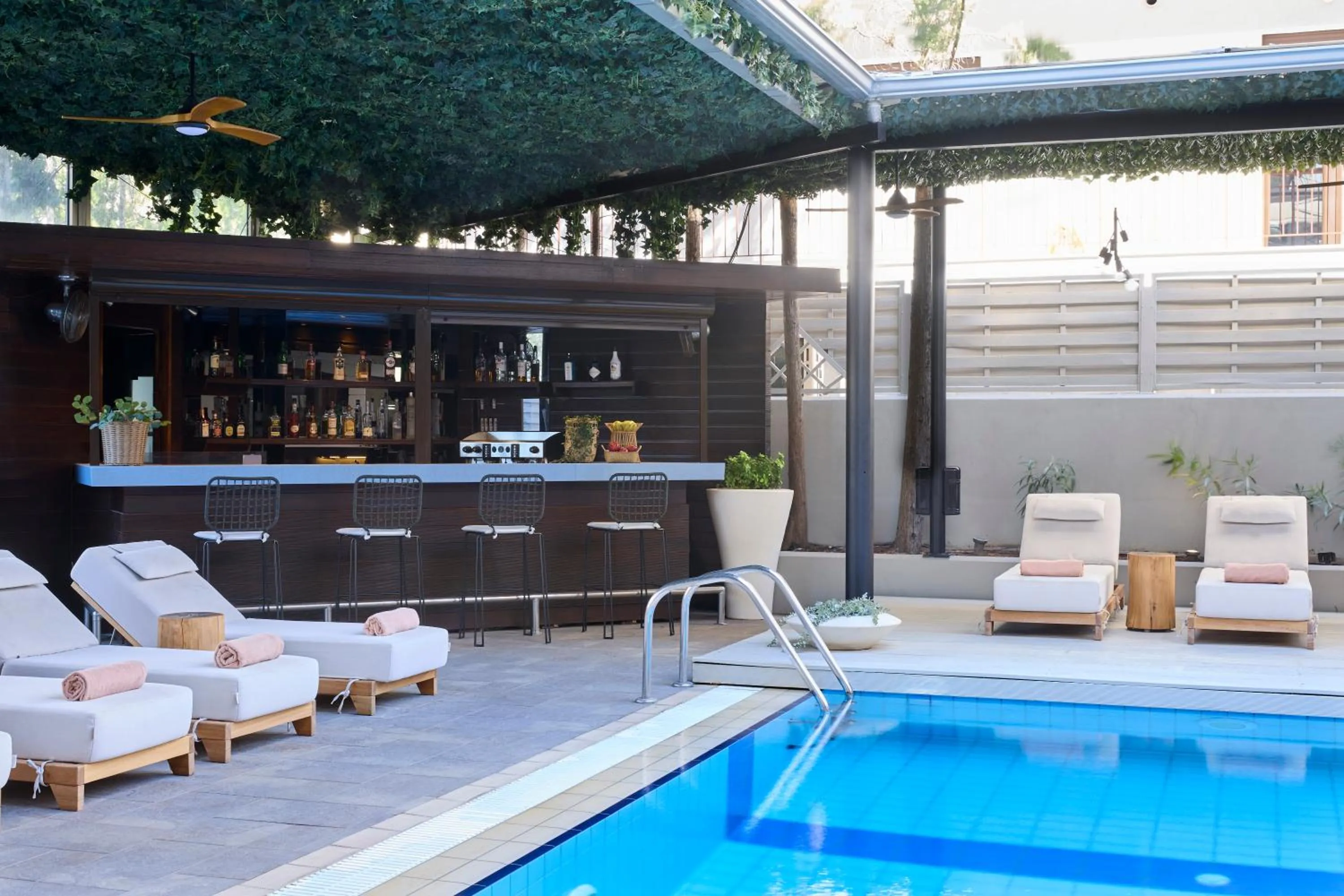 Pool view in Zeus Thessaloniki Lazart