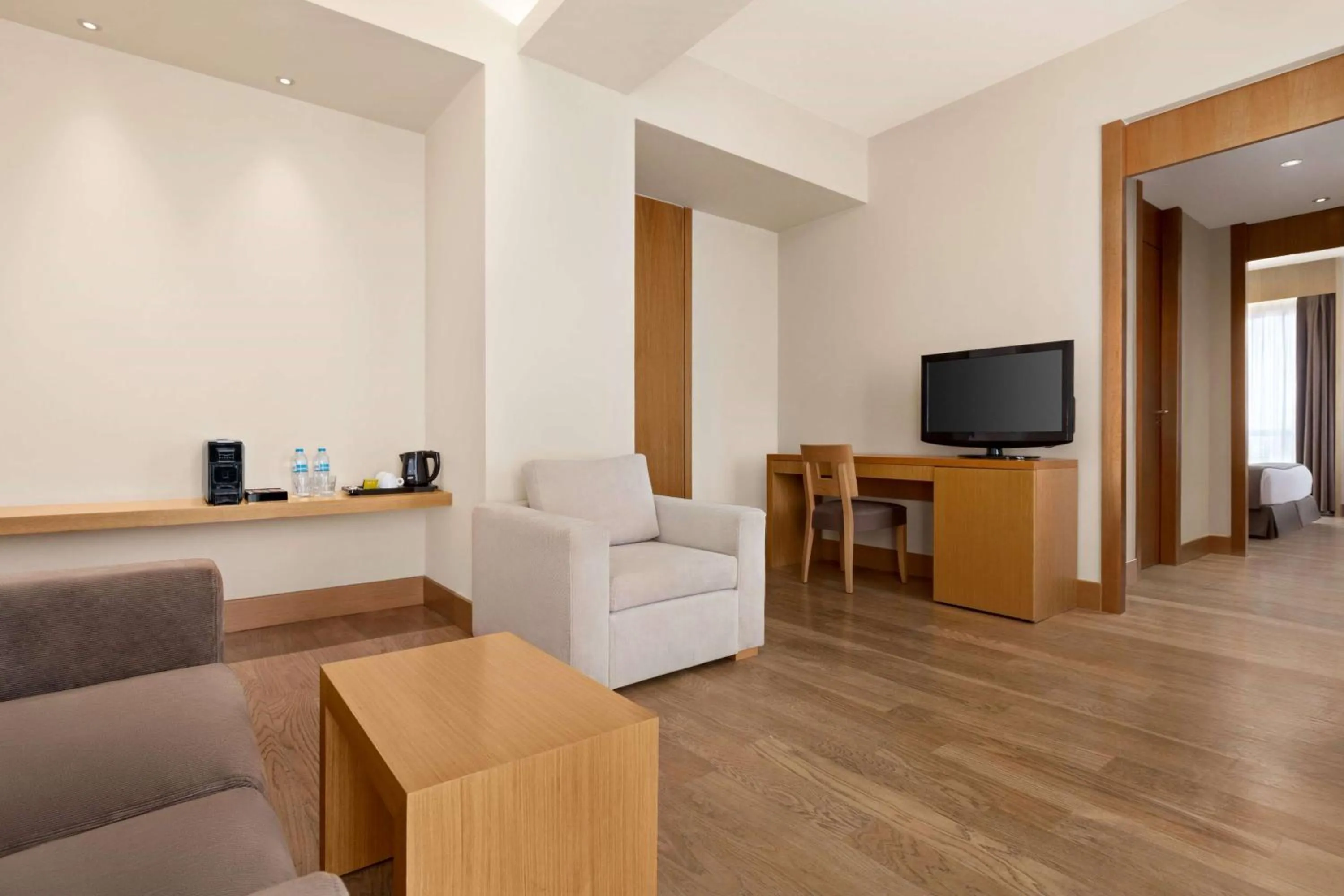 Photo of the whole room in Zeus Thessaloniki Lazart