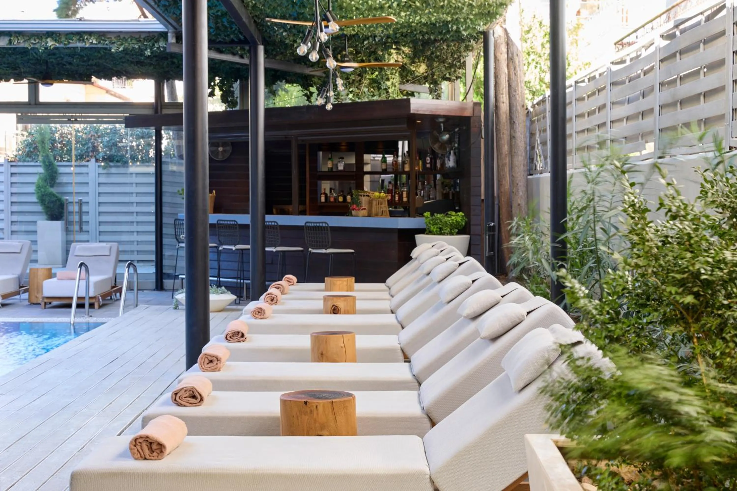 Pool view in Zeus Thessaloniki Lazart