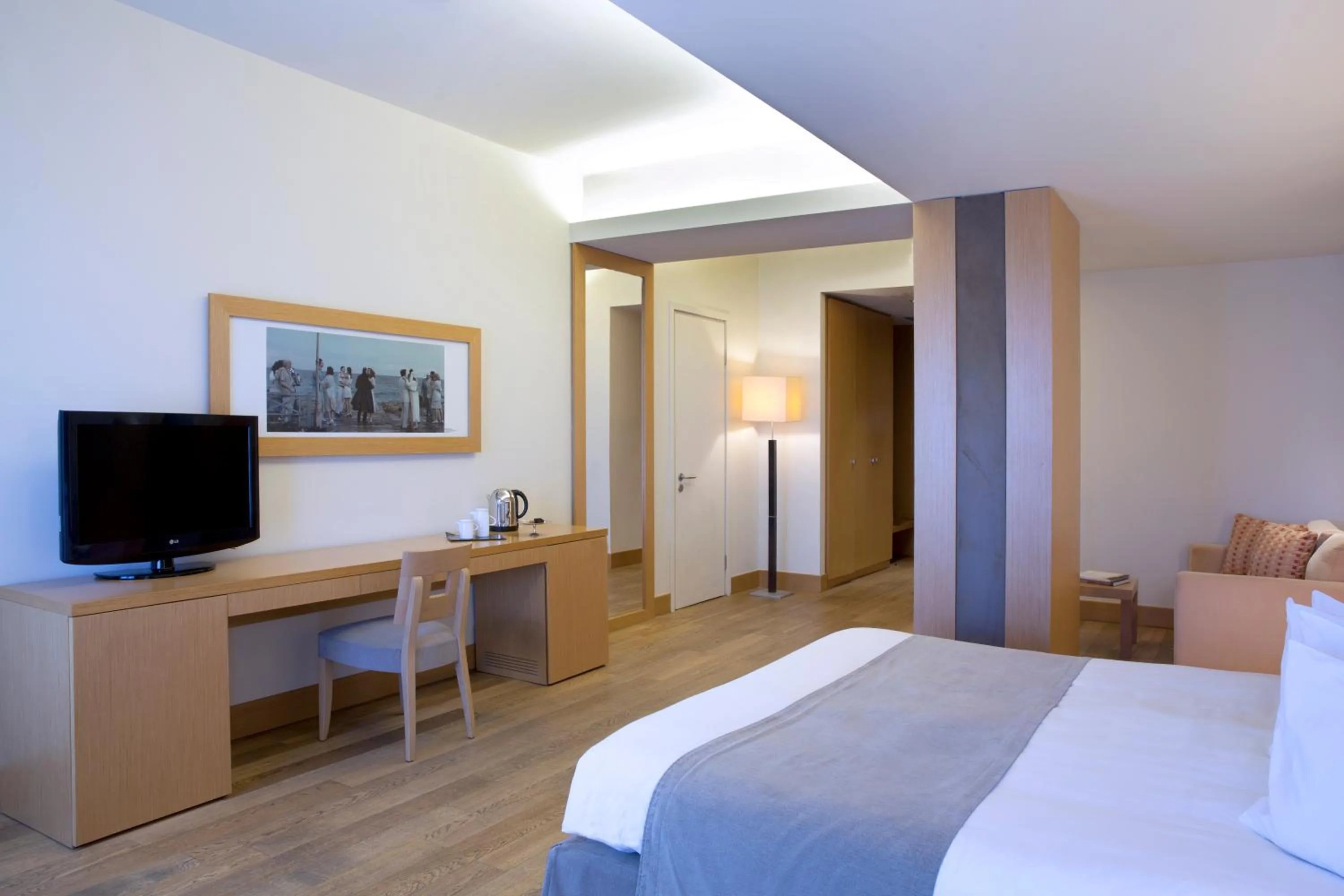 Bed in Zeus Thessaloniki Lazart