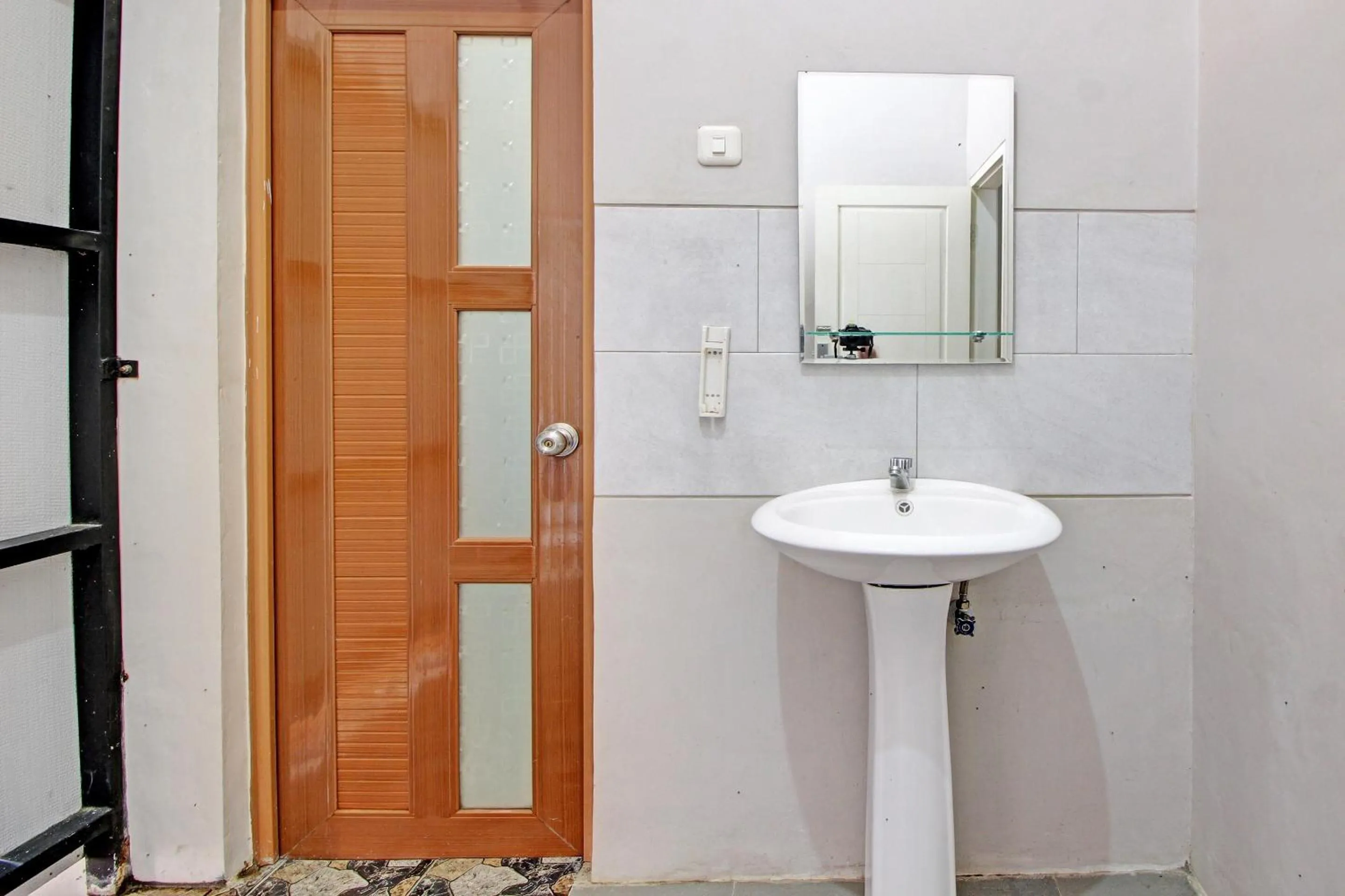 Bathroom in Capital O 92250 Hall & Guesthouse Kowapi Syariah