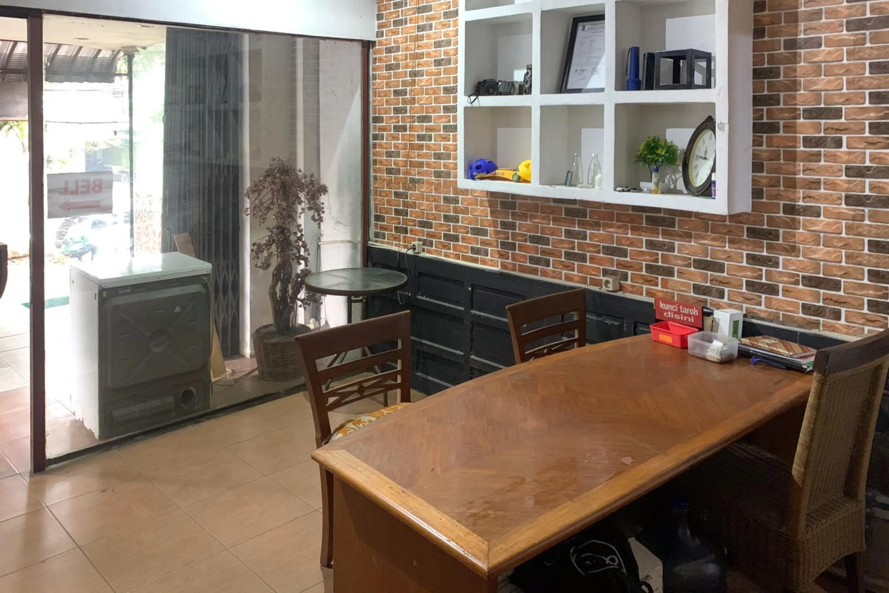 Lobby or reception in Backpacker Homestay Jatisampurna Redpartner