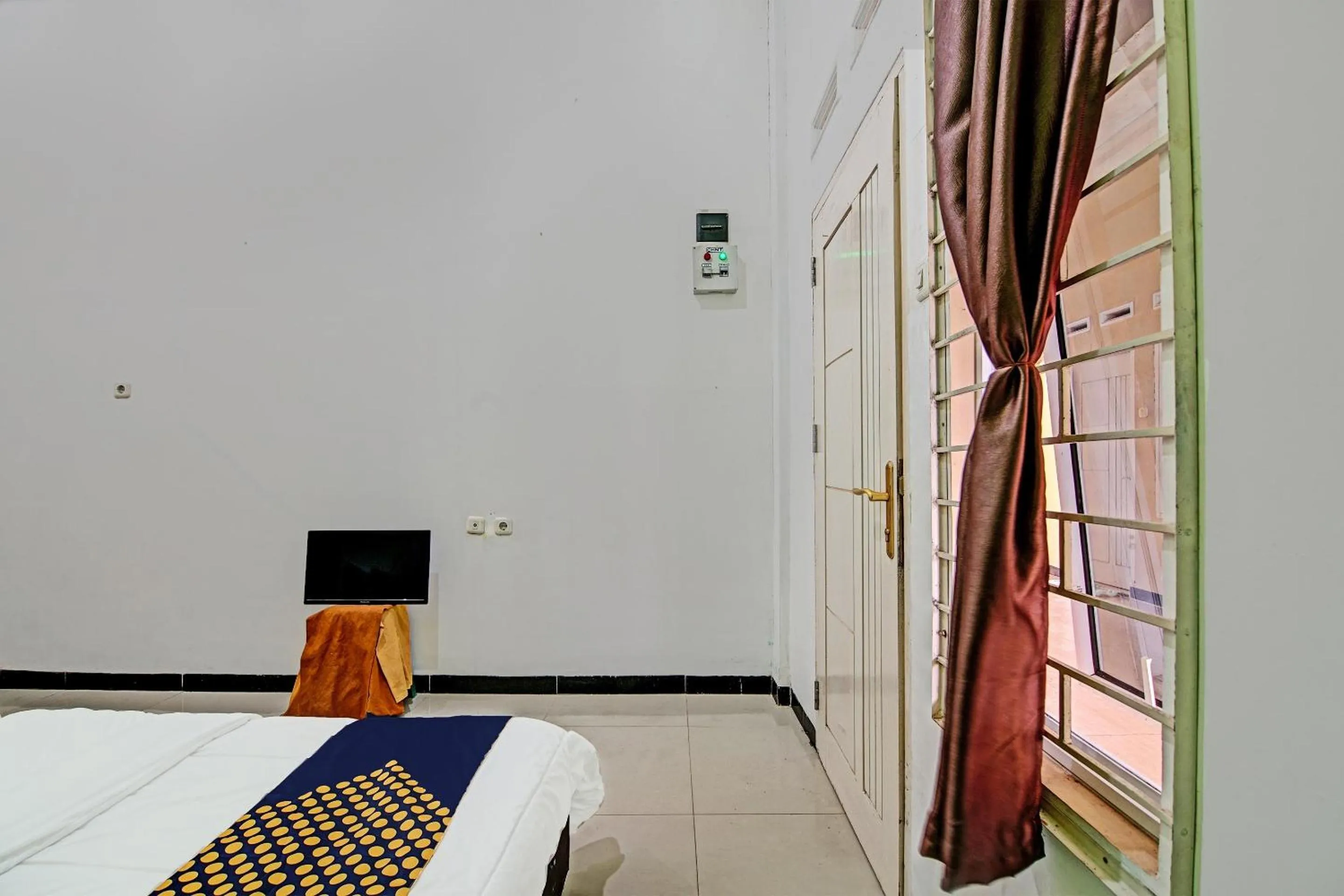 Bedroom, Bed in Hotel O Lucky Guesthouse