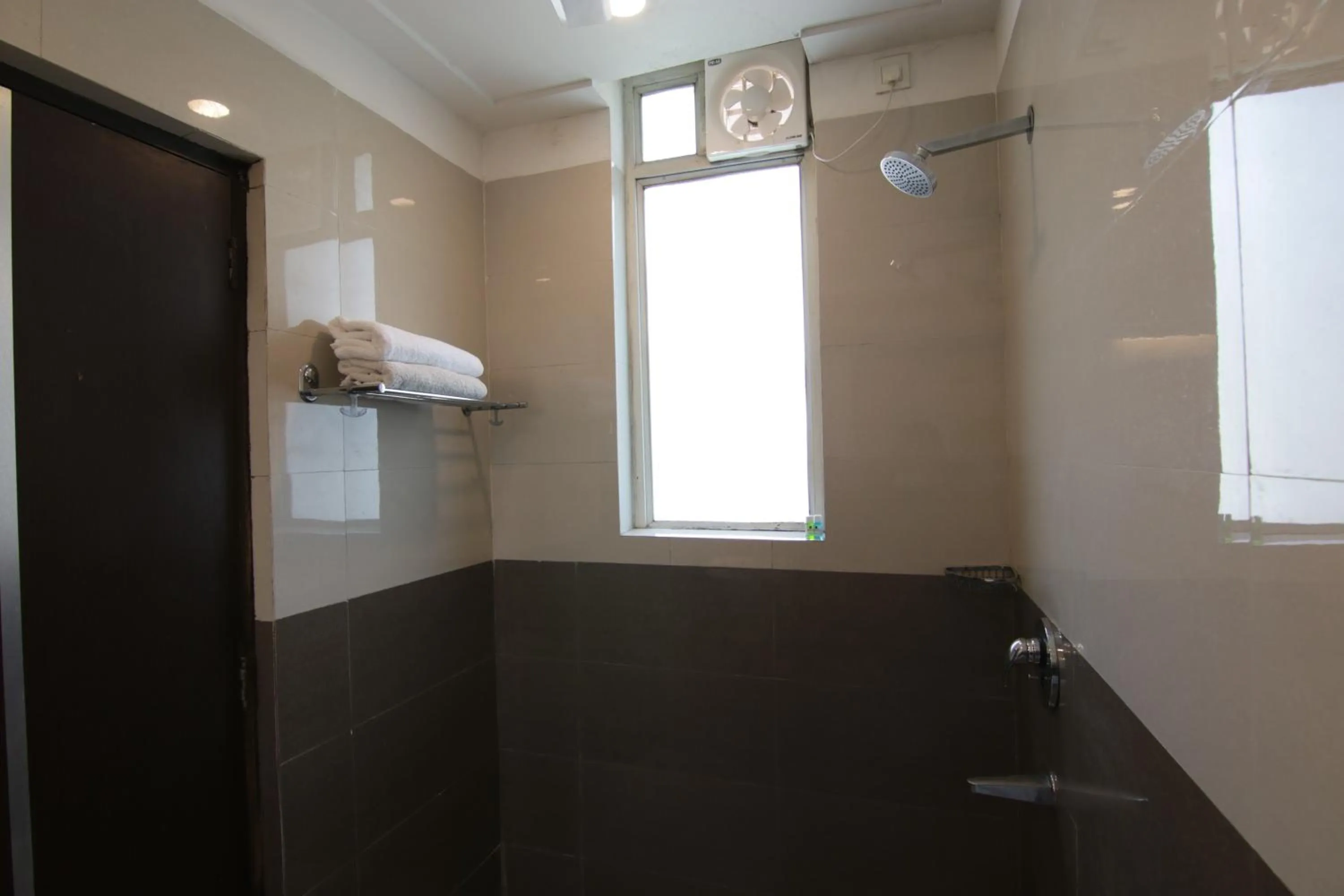 Shower in Hotel Leaf 9 INN, Cyber City near Ambience Mall