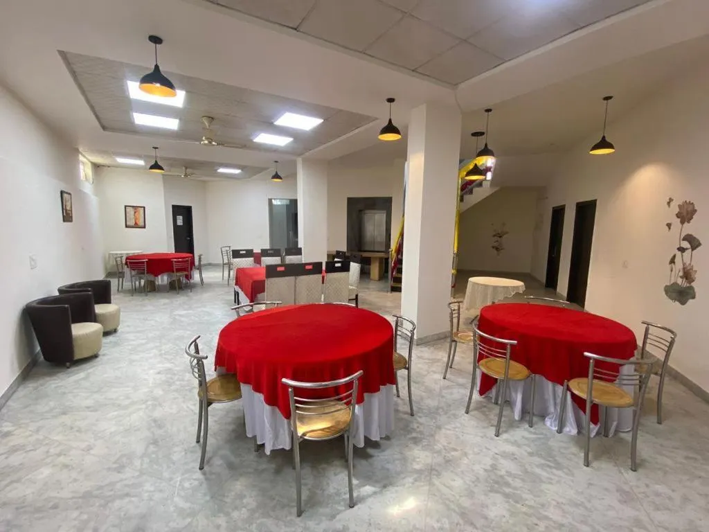 Dining area in Hotel Leaf 9 INN, Cyber City near Ambience Mall