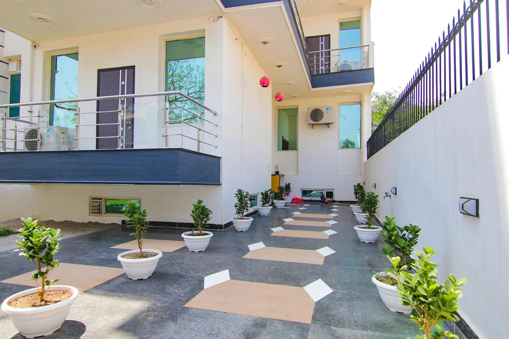 Property building in Hotel Leaf 9 INN, Cyber City near Ambience Mall