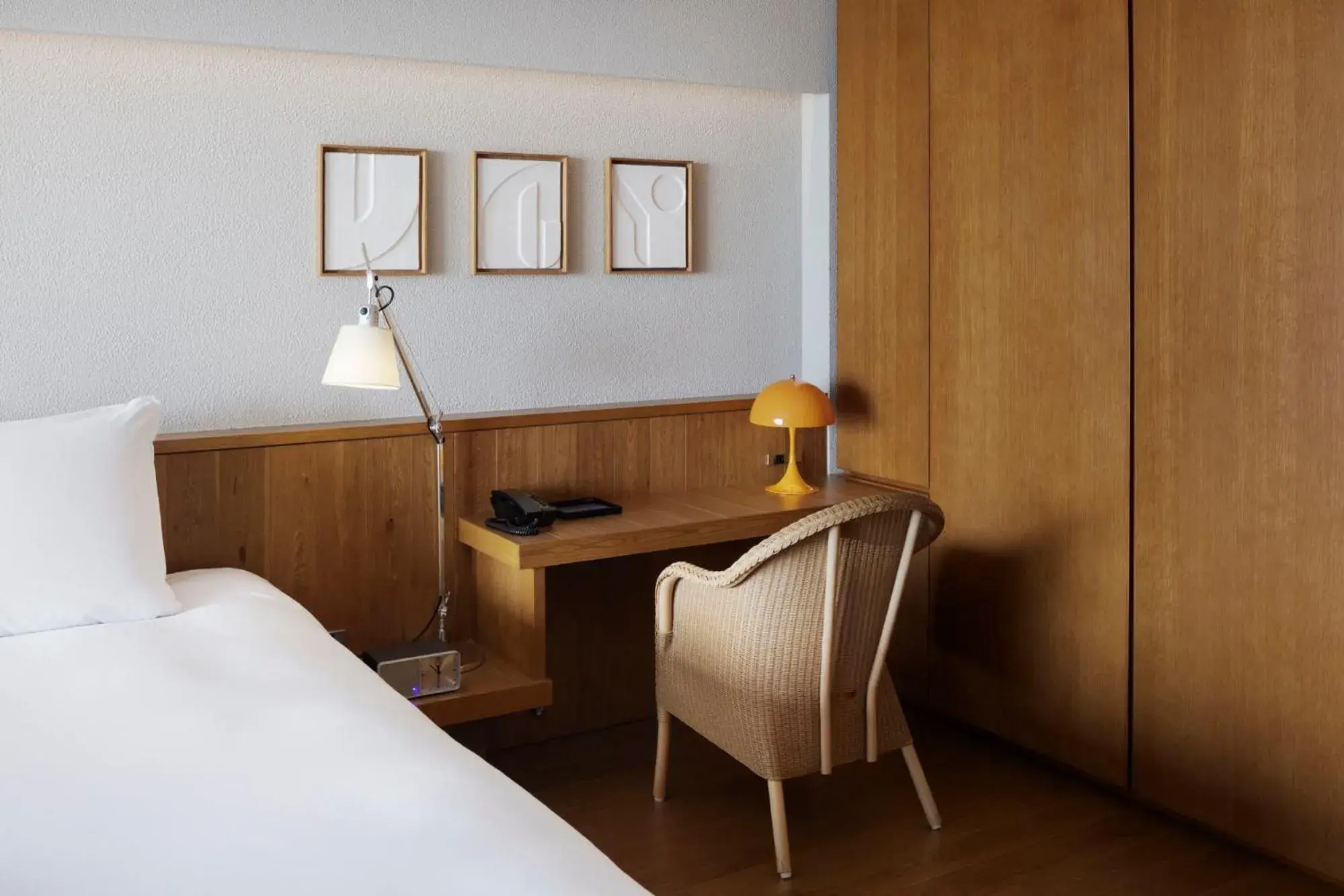 Club Twin Room High Floor with Lounge Access & Free Mini-Bar in Southwest Grand Hotel Club Twin Room High Floor with Lounge Access & Free Mini-Bar in Southwest Grand Hotel