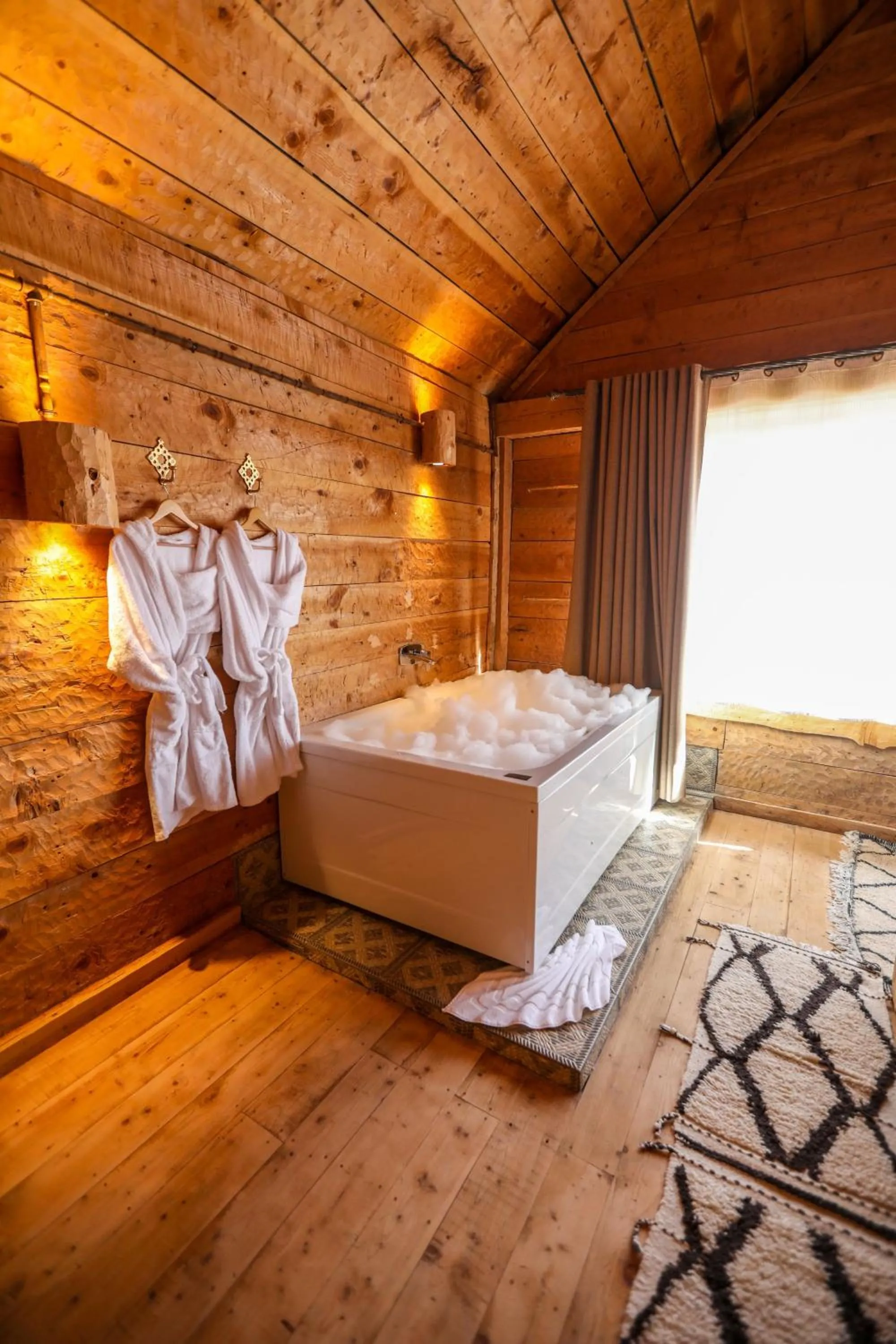 Bath, Bed in Hotel Xaluca Spa Aguelmame Sidi Ali