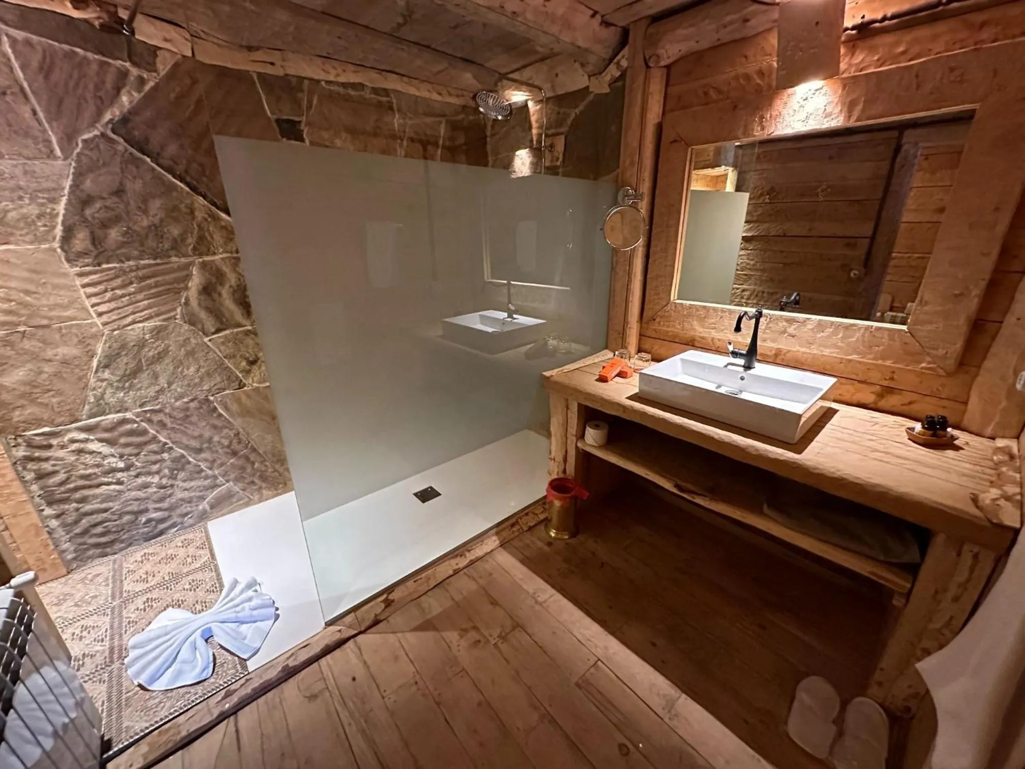 Shower in Hotel Xaluca Spa Aguelmame Sidi Ali