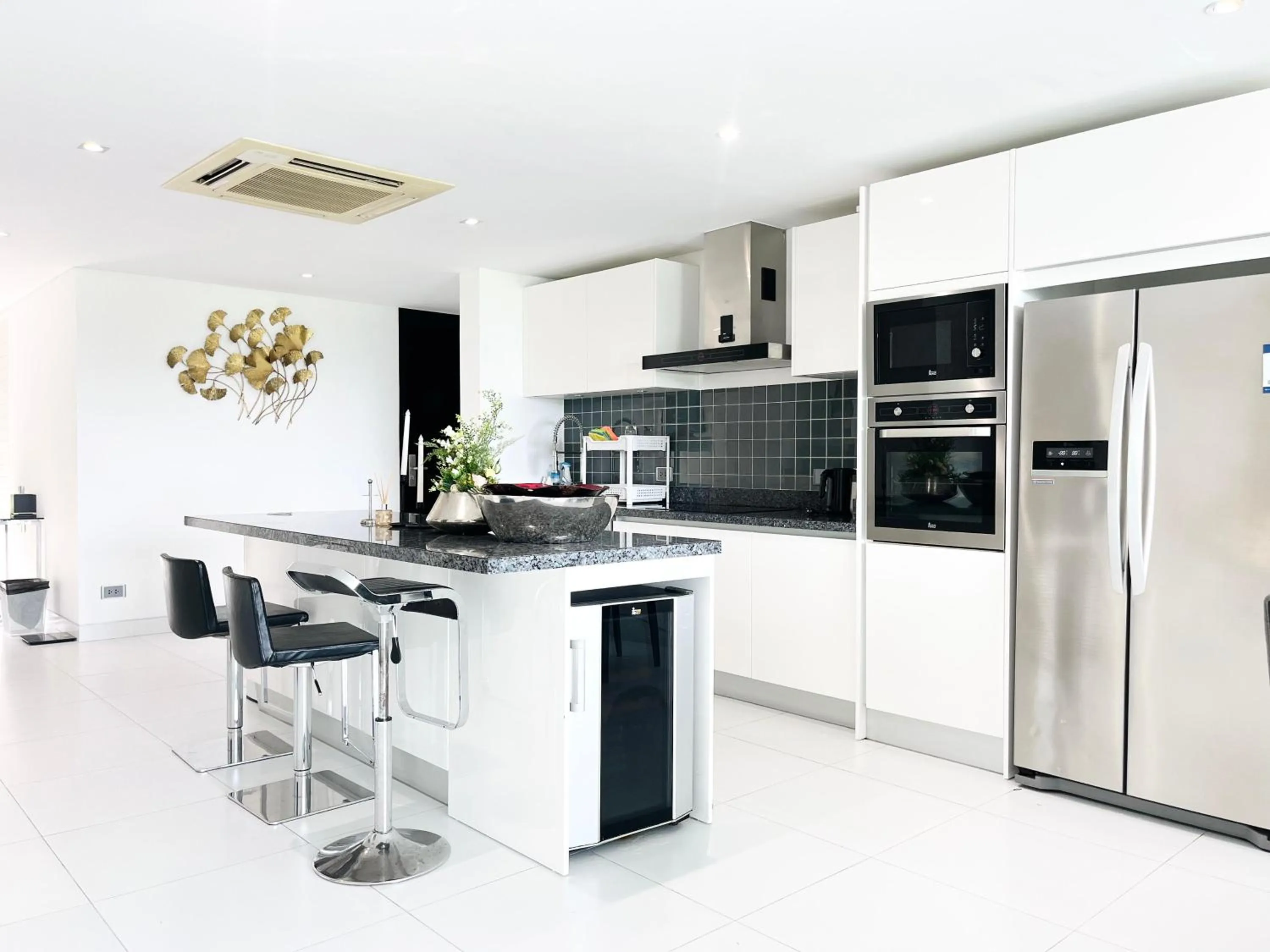 Kitchen or kitchenette in Twin Sands Resort Penthouse