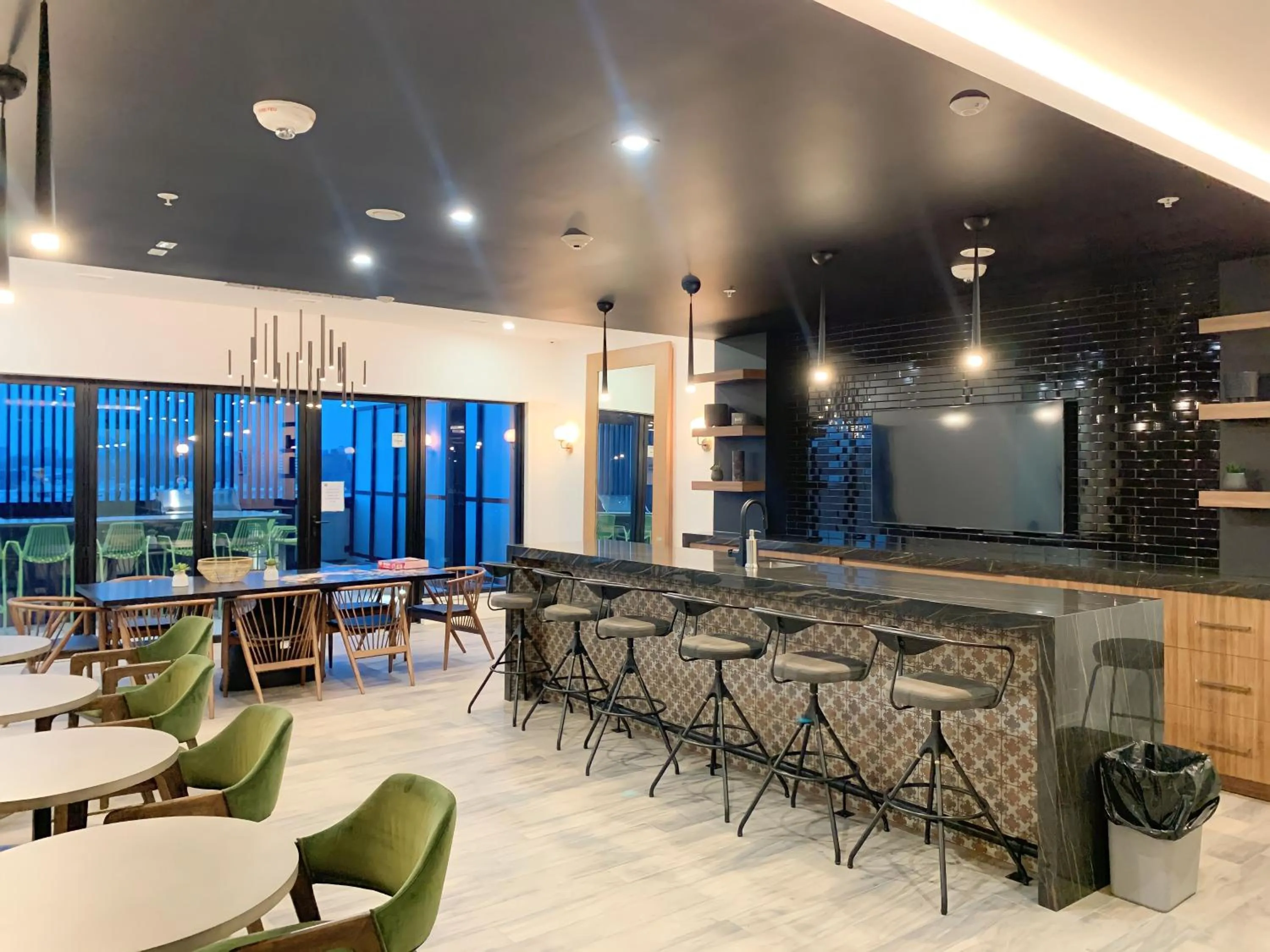 Lounge or bar in Cozy 1BR Condo w/ Insuite LDRY, Gym & Free Parking