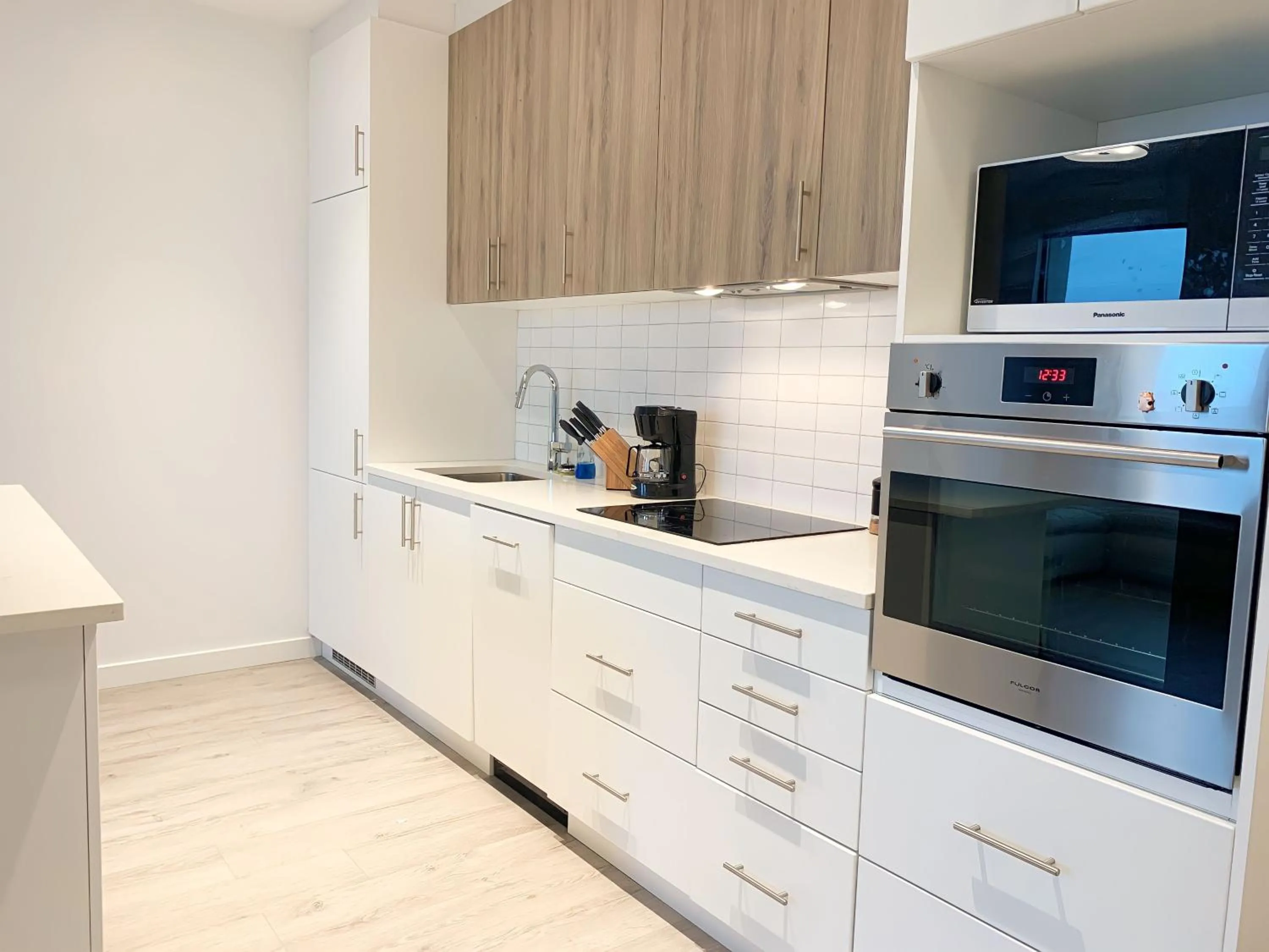 Kitchen or kitchenette in Cozy 1BR Condo w/ Insuite LDRY, Gym & Free Parking