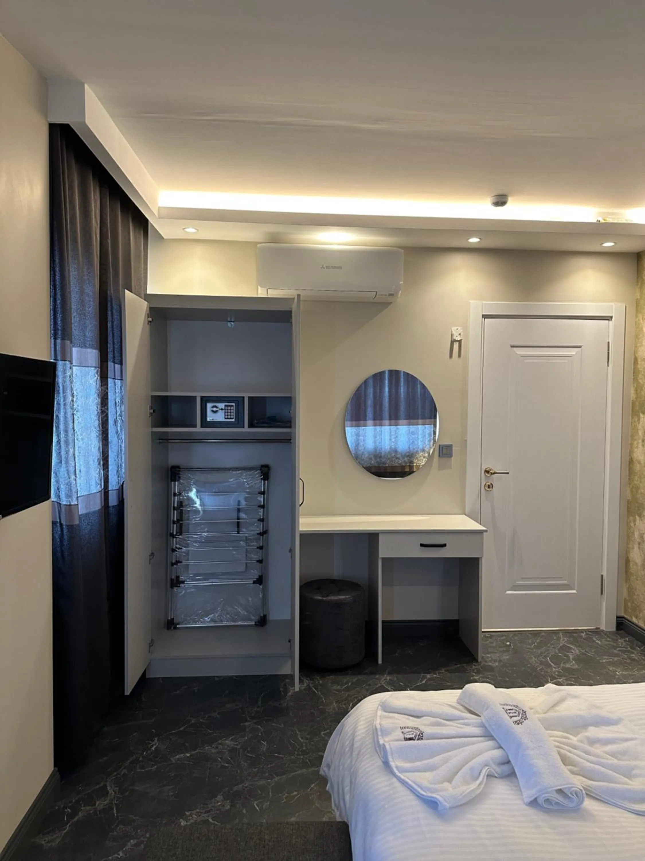 wardrobe, Bed in Mar Boutique Apartment