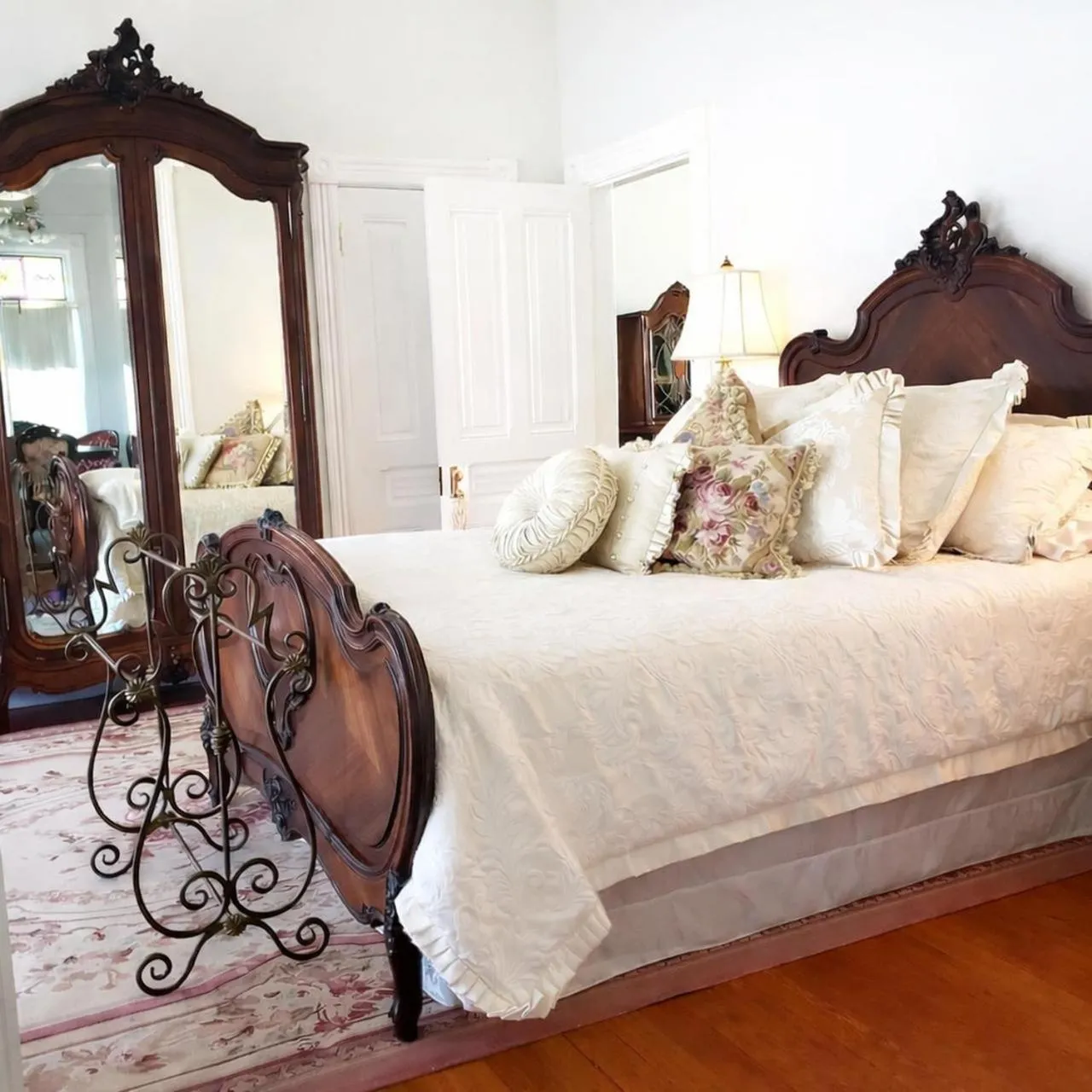 Bedroom, Bed in The Queen On Main