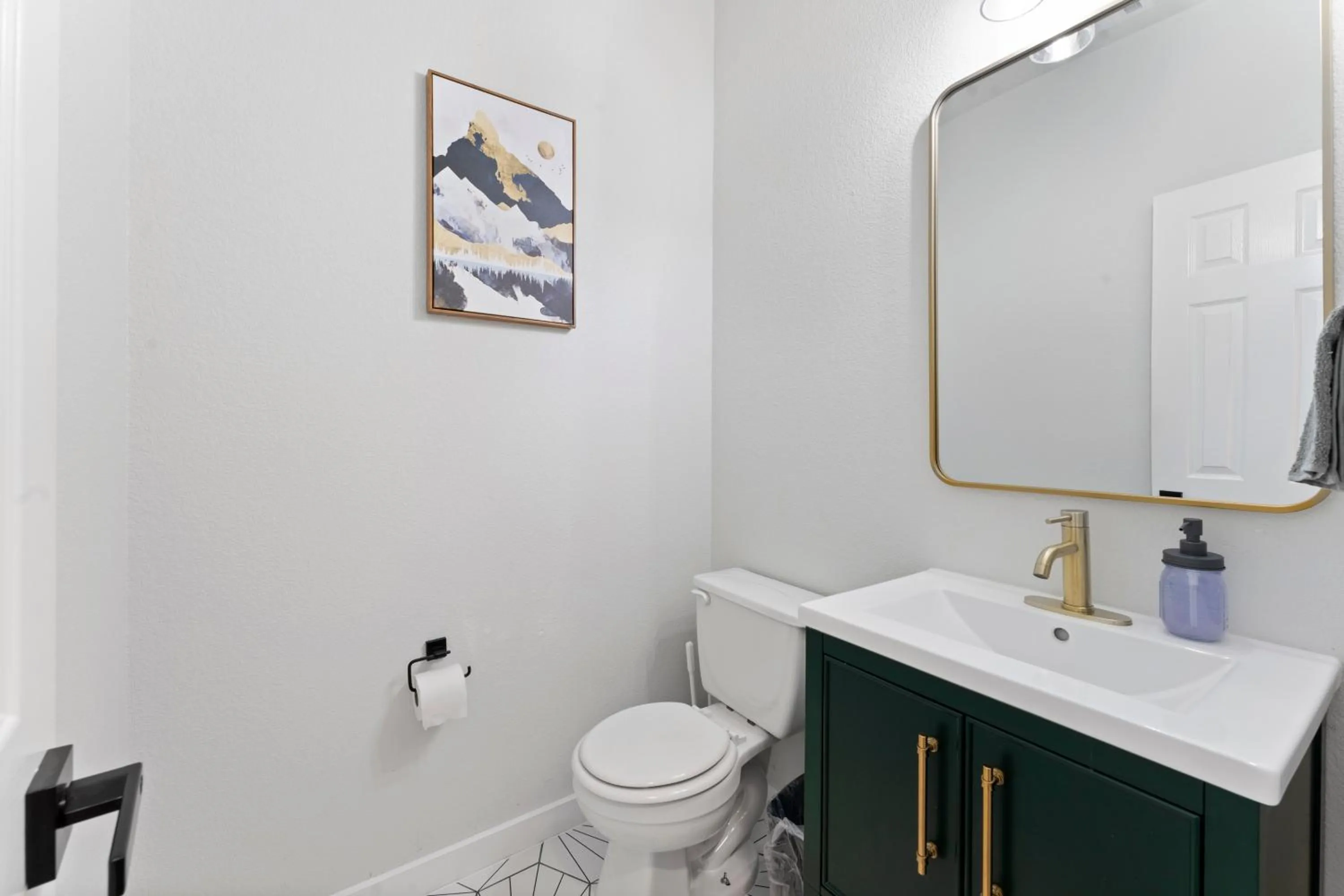 Modern & Homey 3BR Home, Remote Work Friendly, King Beds, Fast WiFi