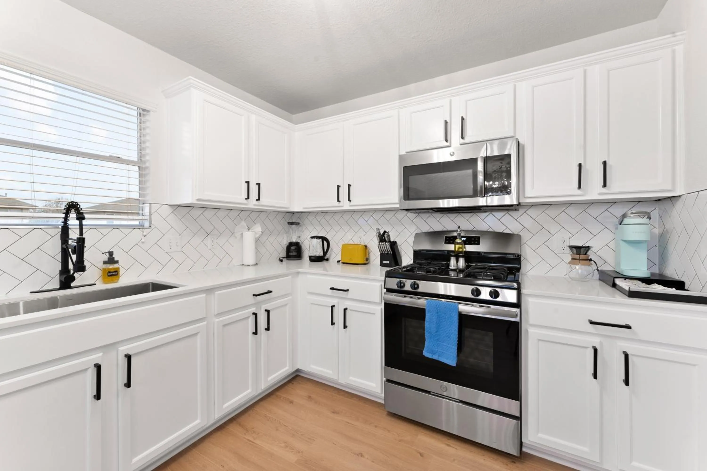 Modern & Homey 3BR Home, Remote Work Friendly, King Beds, Fast WiFi