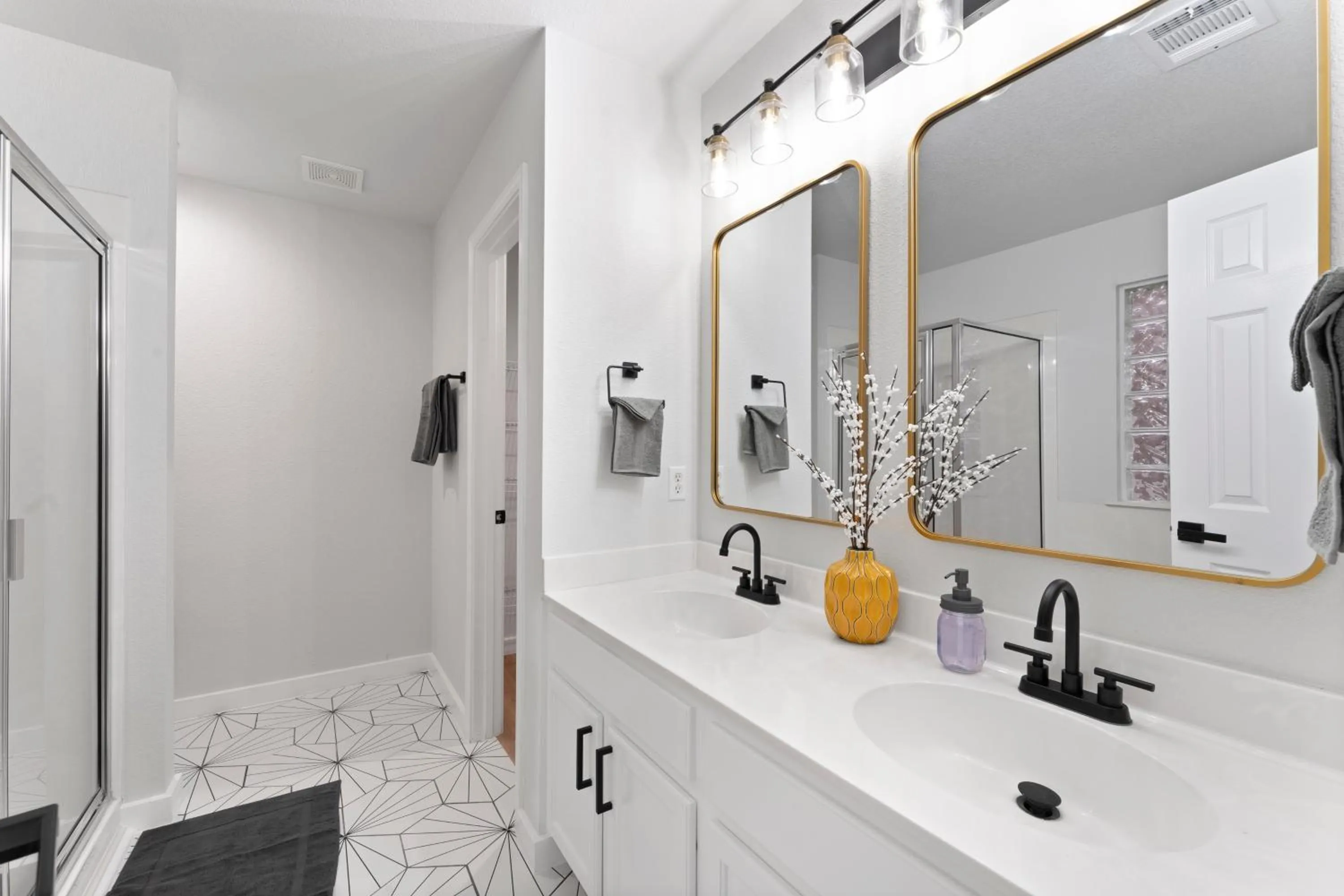 Modern & Homey 3BR Home, Remote Work Friendly, King Beds, Fast WiFi