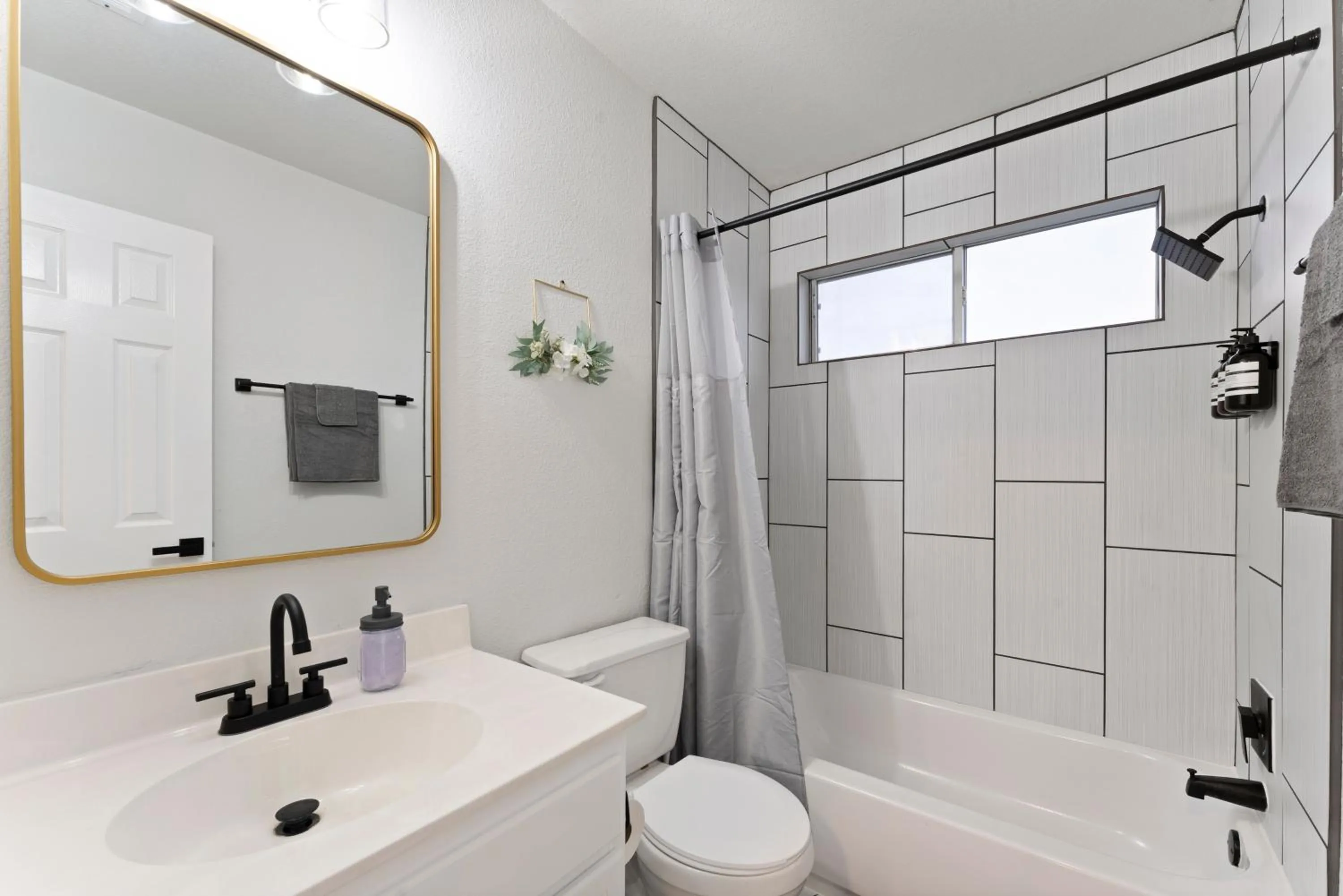 Modern & Homey 3BR Home, Remote Work Friendly, King Beds, Fast WiFi