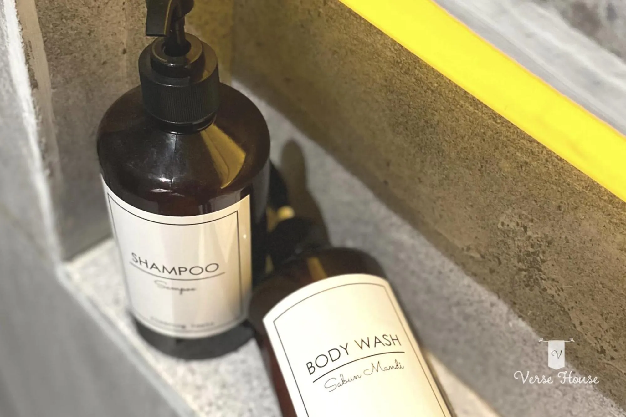 Shower in Verse Guest House