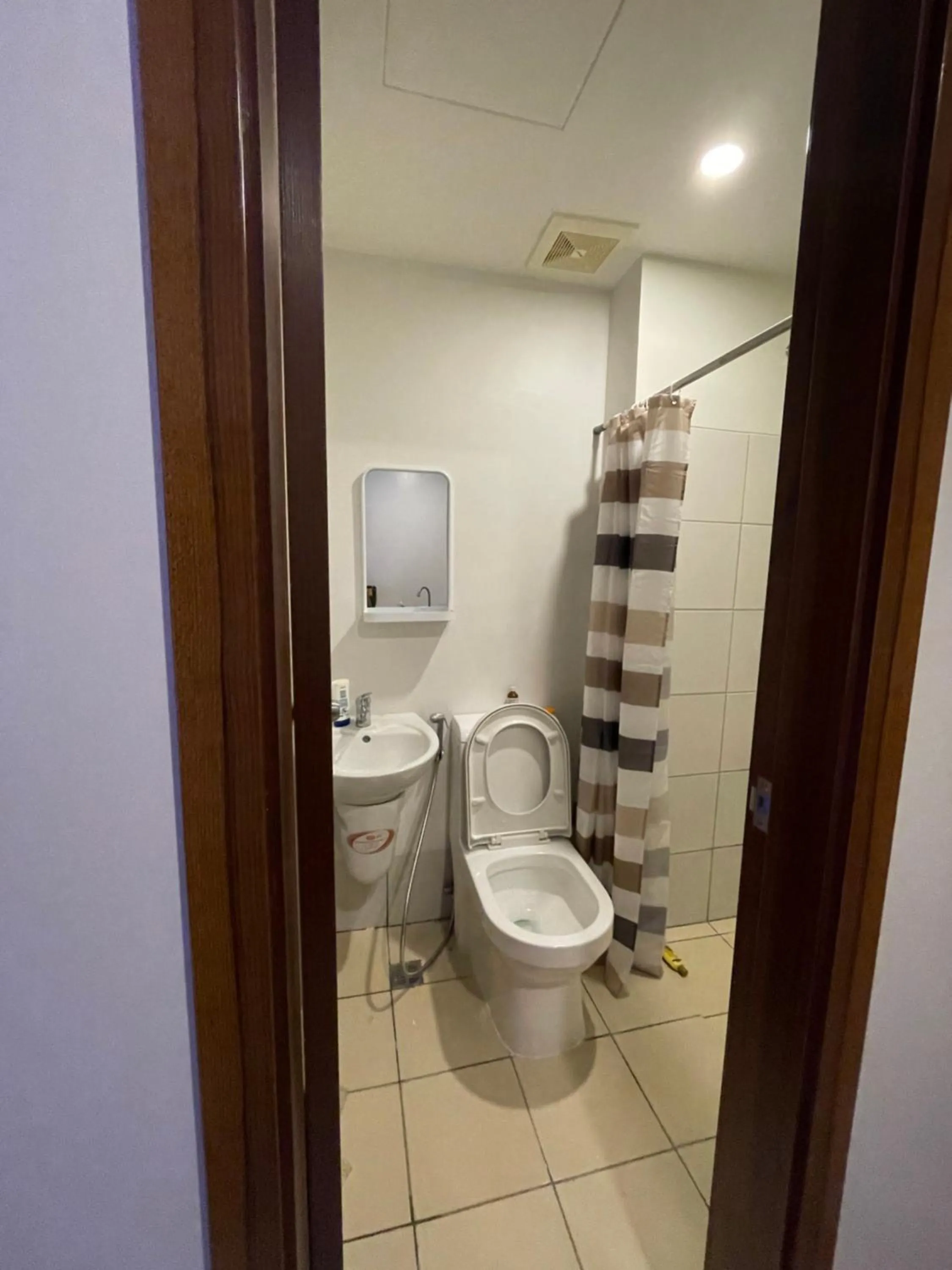 Shower in Cozy Studio at Horizon 101