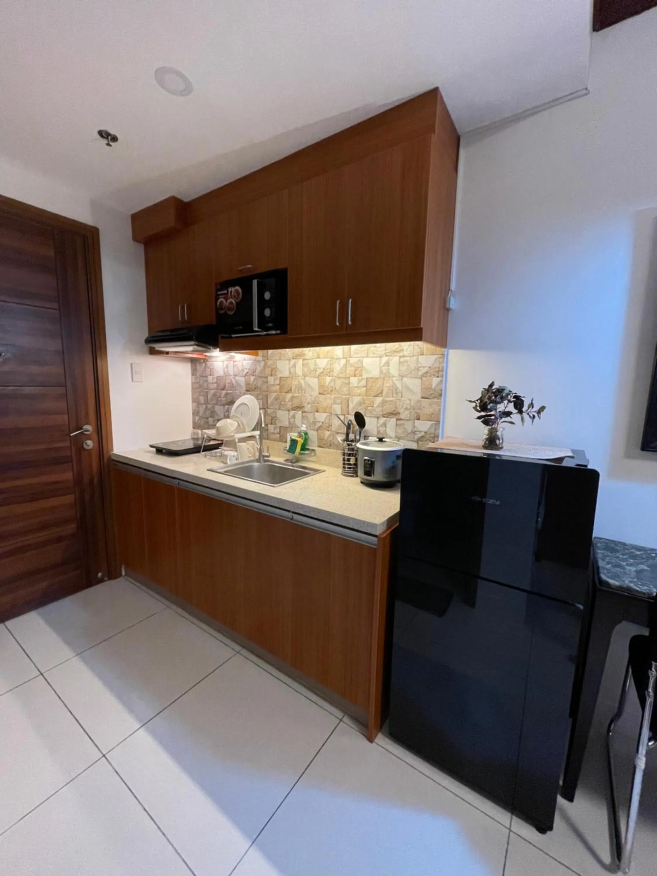 Kitchen or kitchenette in Cozy Studio at Horizon 101