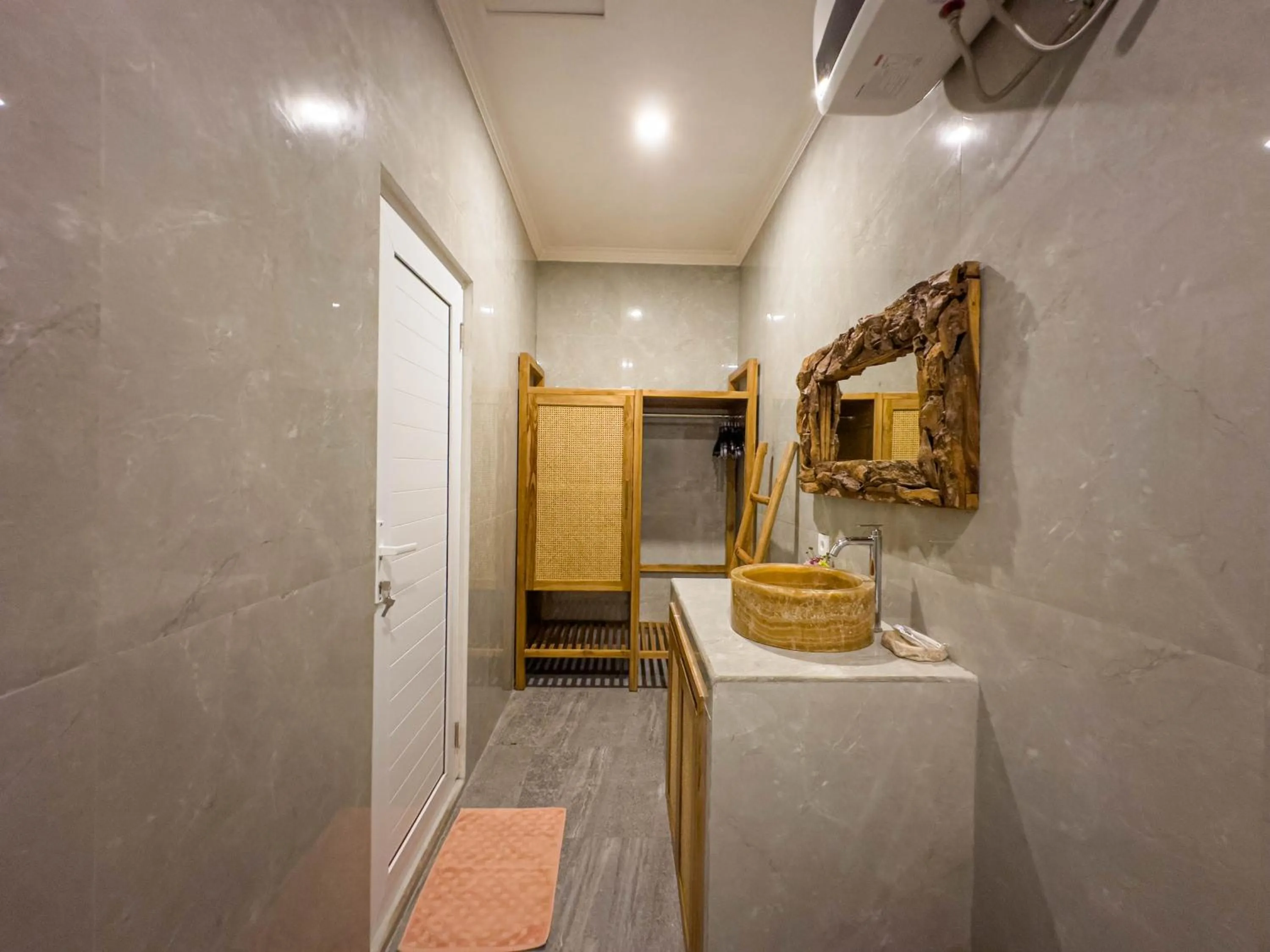 Bathroom in Kubu Kirana by Supala